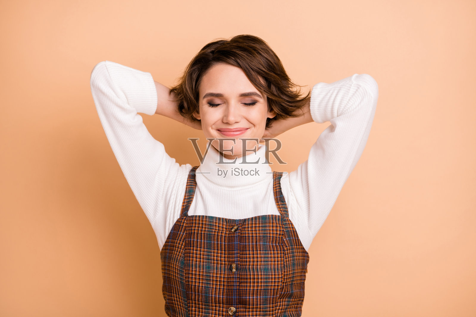 高角度俯视照片,年轻可爱美丽的女孩在柔和色彩背景下微笑,享受闲暇时光。照片摄影图片