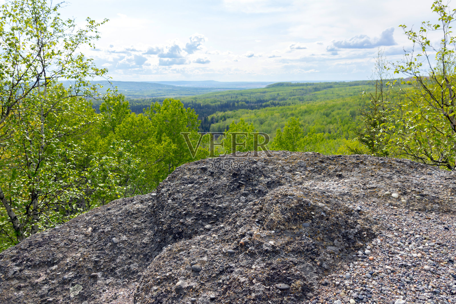 森林地区岩石形成顶部的山谷景观。照片摄影图片