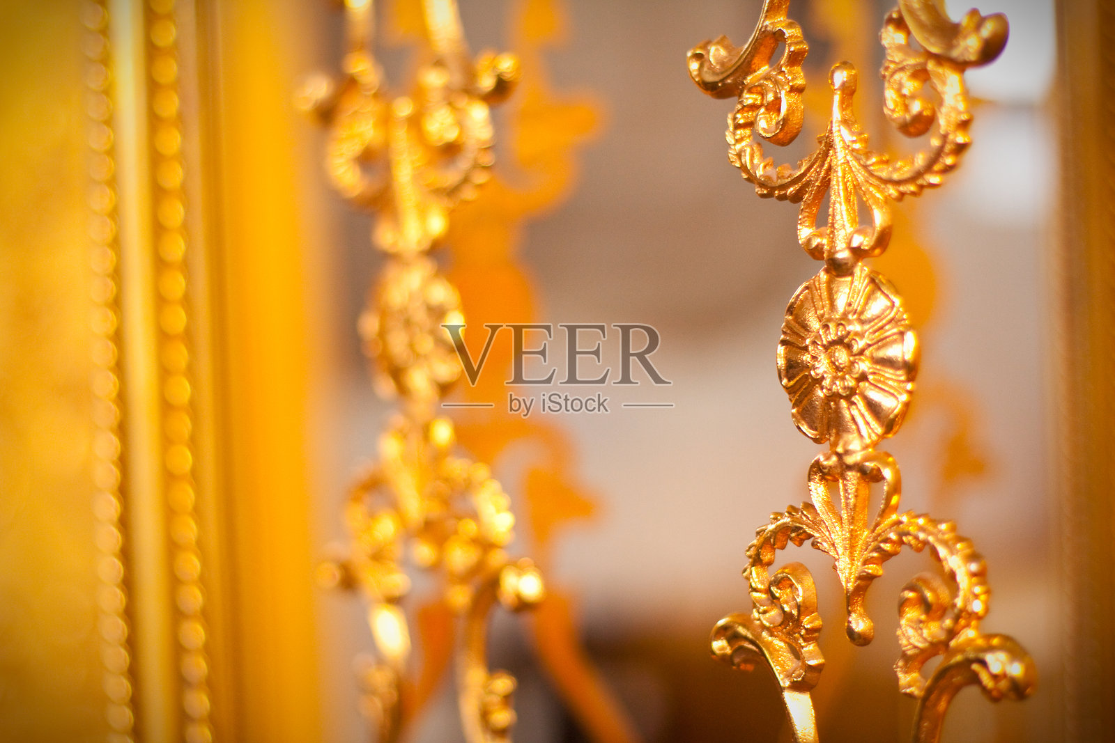 优雅的金色装饰图案,具有复杂的设计和奢华的细节照片摄影图片