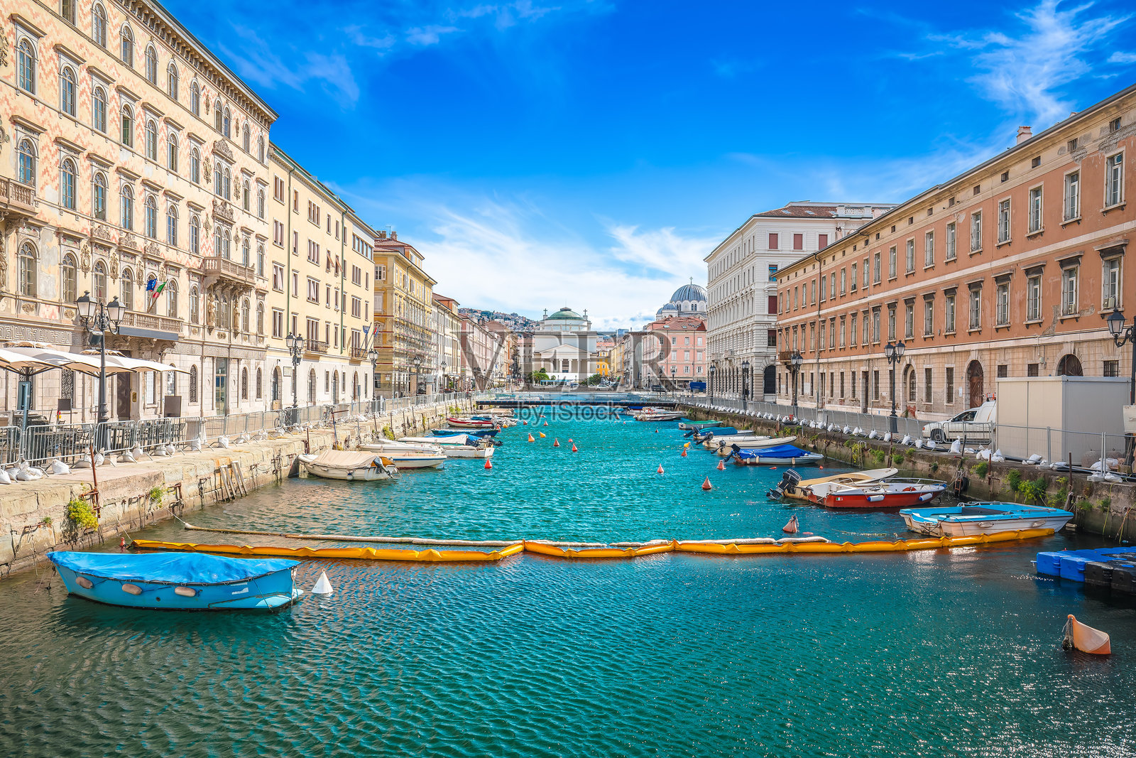 意大利的的里雅斯特。的里雅斯特运河和红桥广场的景观。照片摄影图片