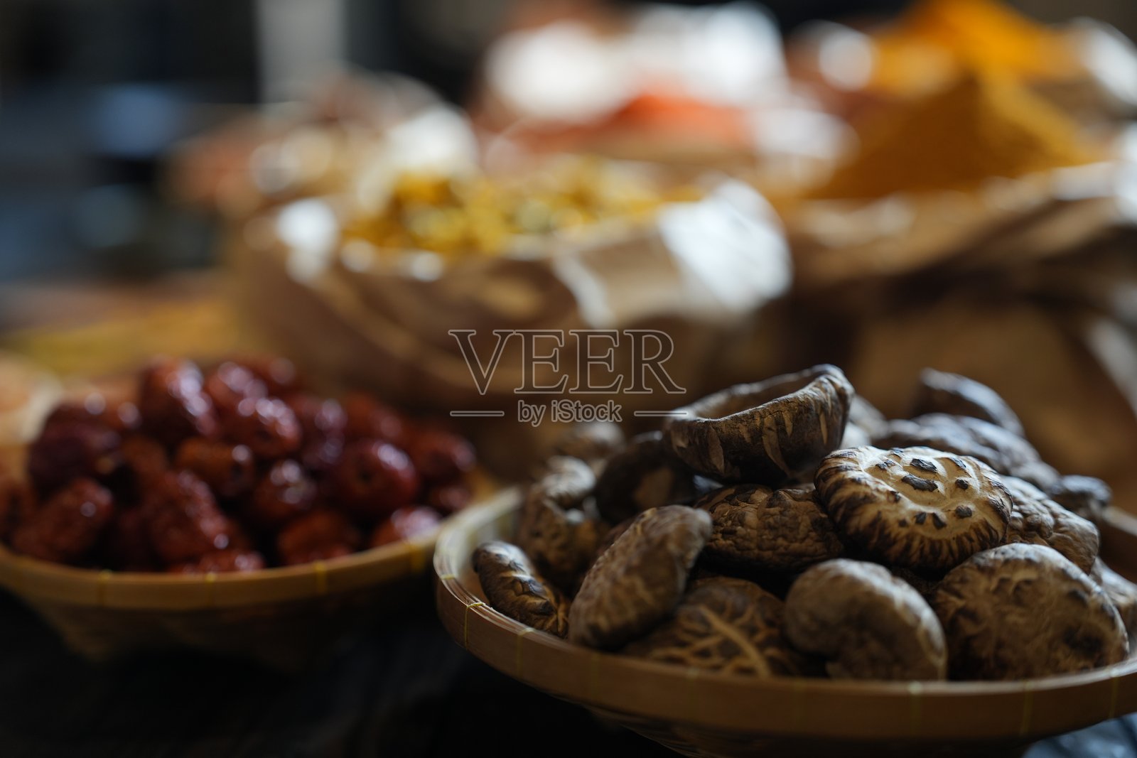 传统亚洲干草药和食材的特写镜头。照片摄影图片