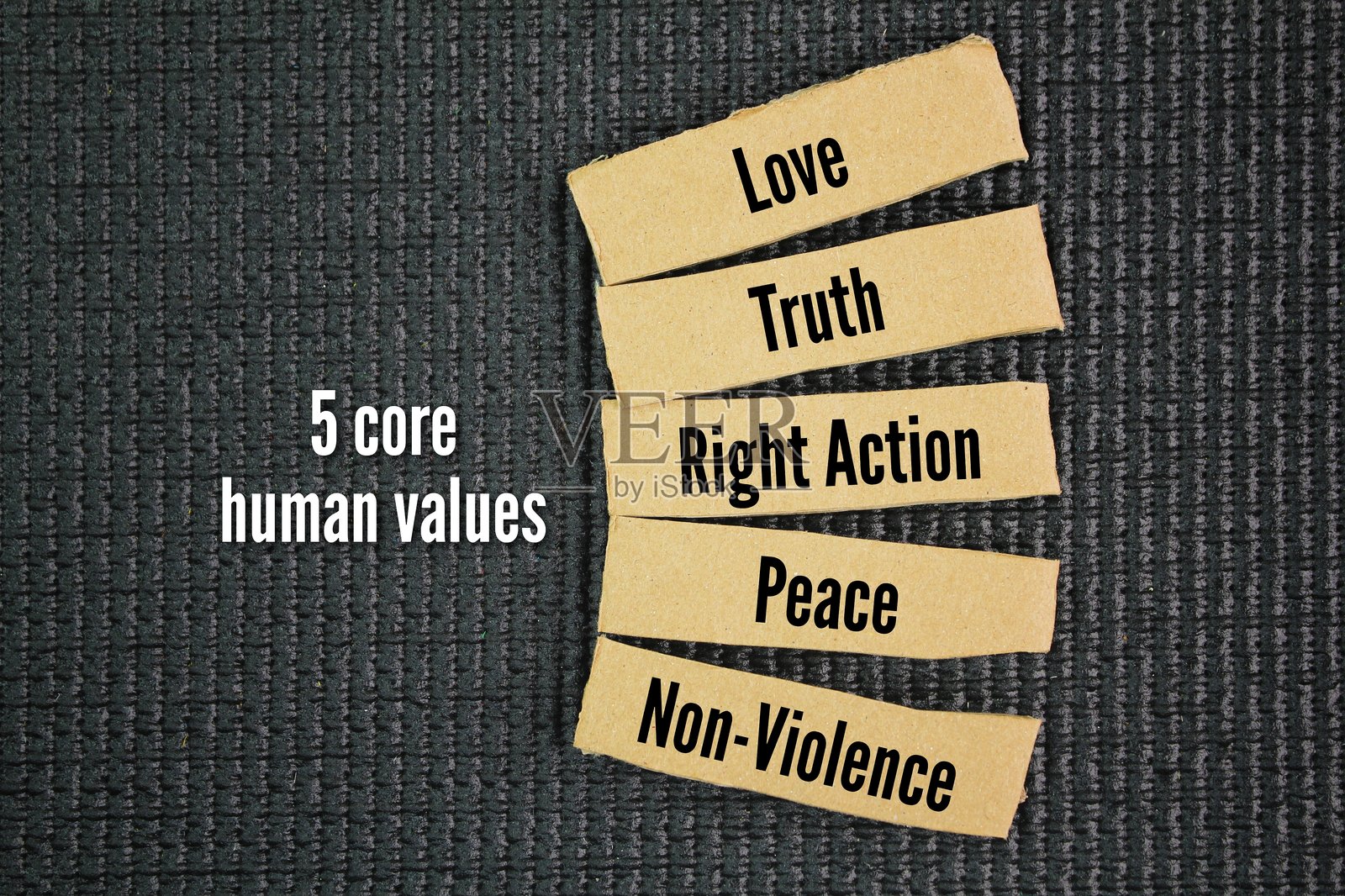他假设的五个核心人类价值观是:爱、真理、正义行为、和平和非暴力。照片摄影图片