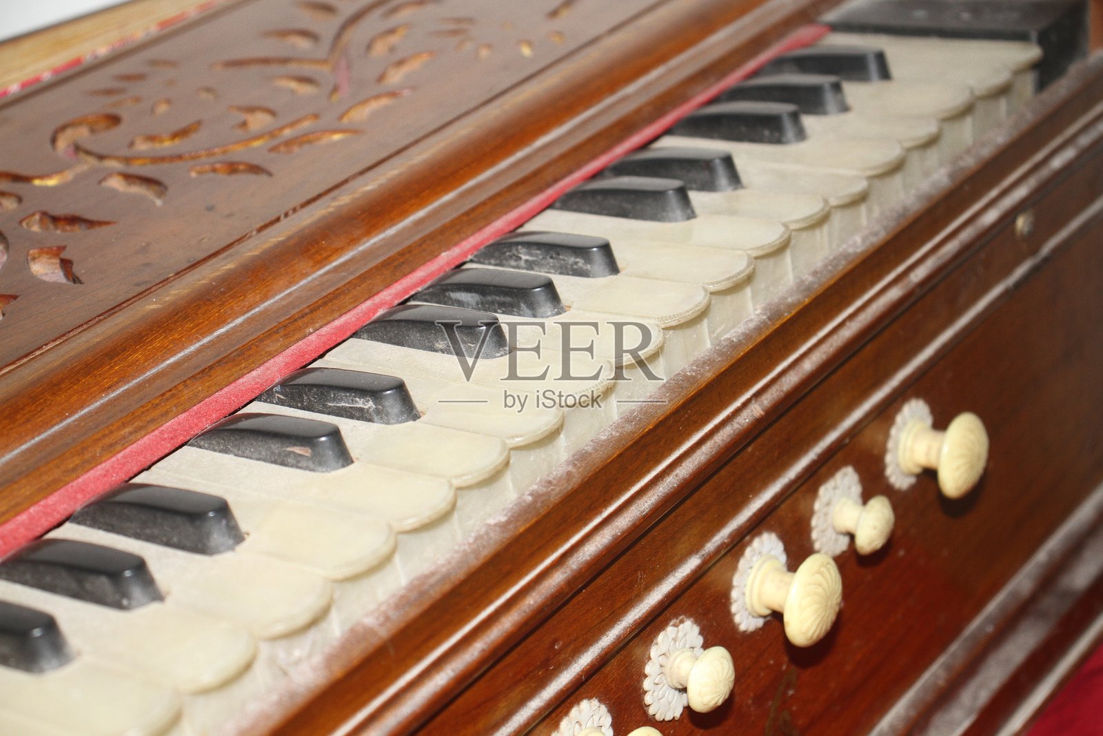 一台带有簧片的复古木制和声器的特写镜头。照片摄影图片