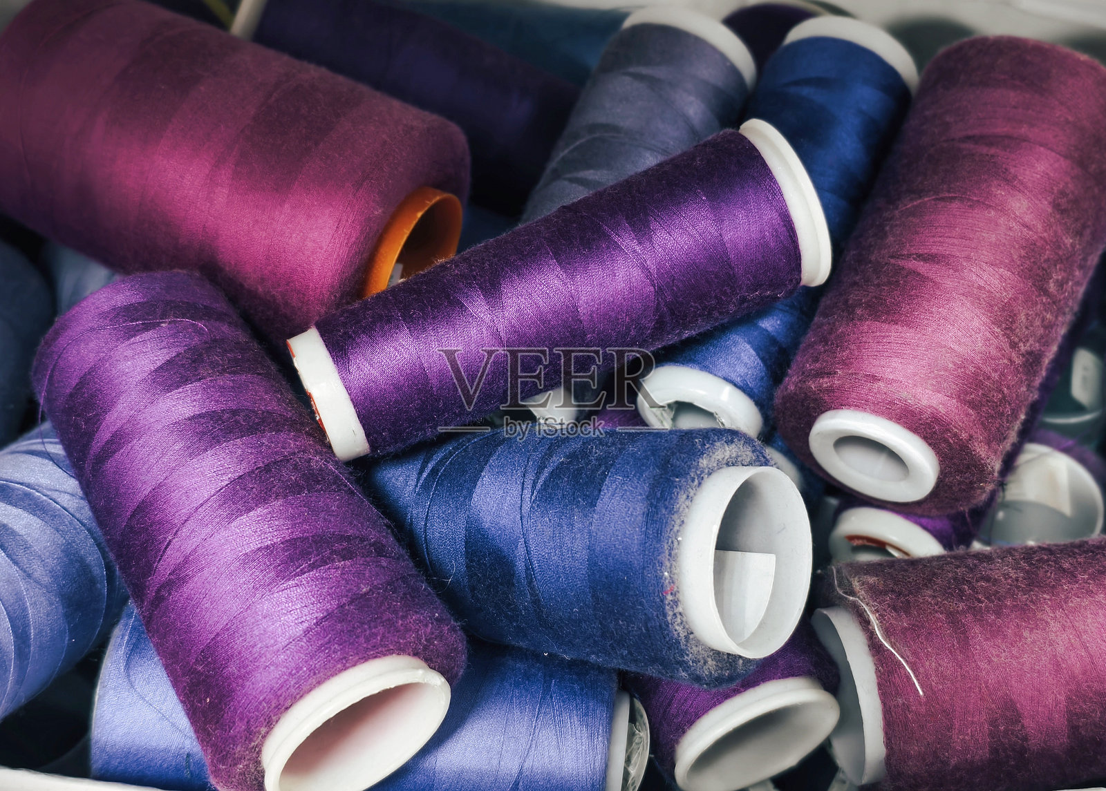 一组五彩缤纷的缝纫线卷照片摄影图片