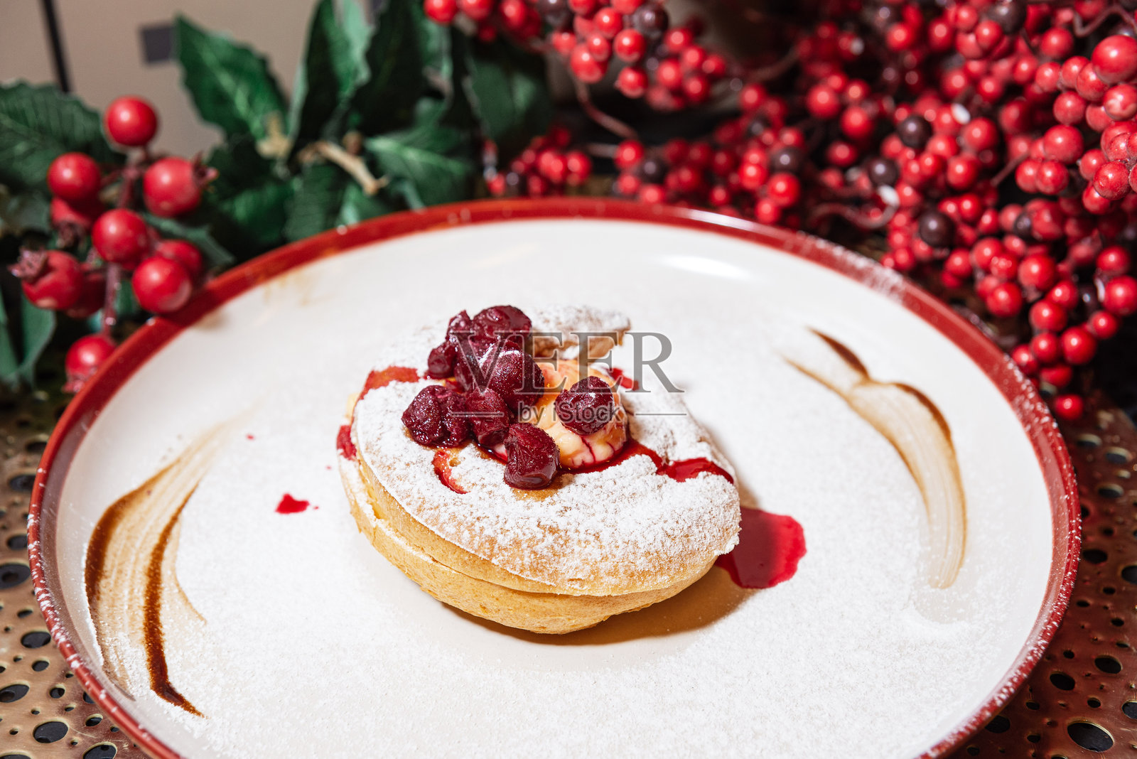 樱桃奶油泡芙甜点,撒上糖粉。照片摄影图片