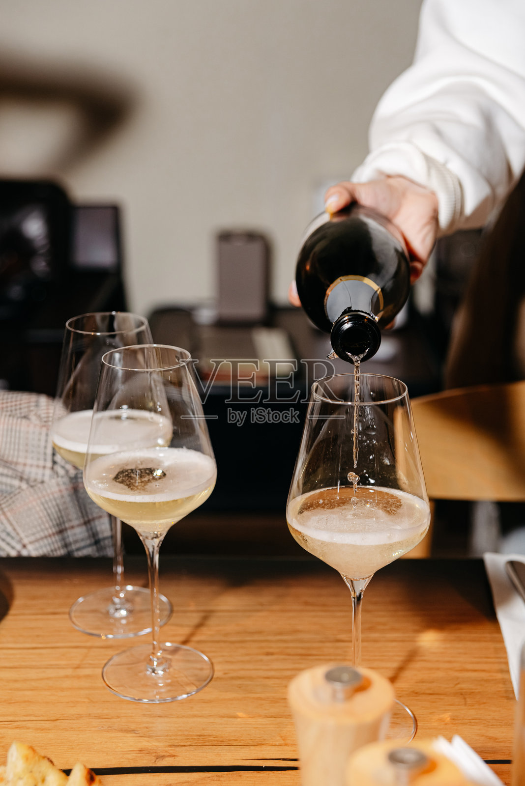 香槟酒被倒入优雅的酒杯中。照片摄影图片