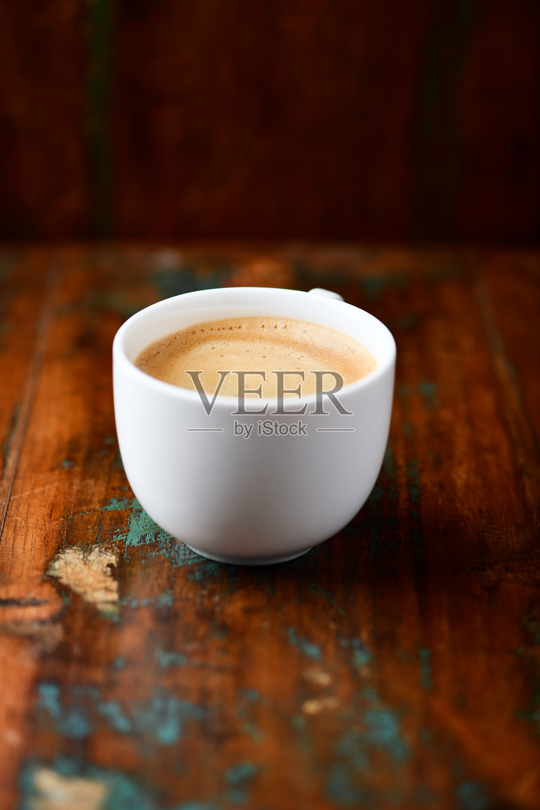 木质背景上的咖啡杯。柔焦特写。照片摄影图片