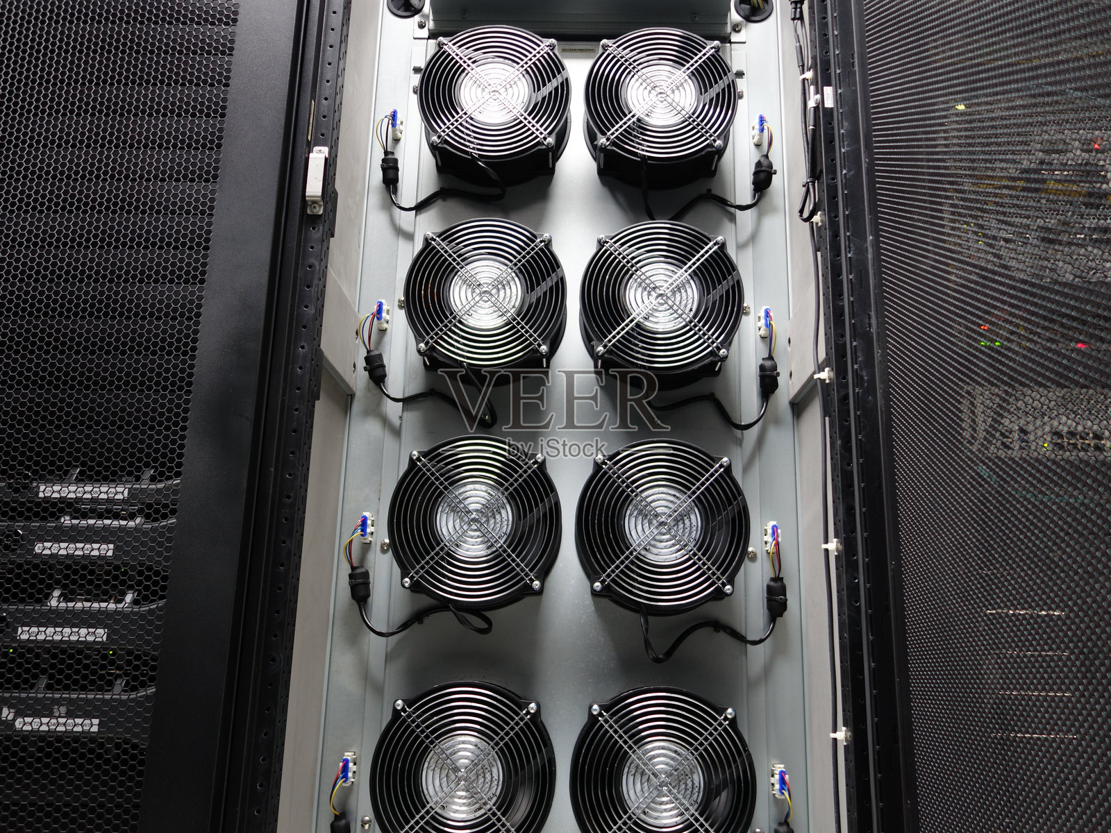 数据中心设备中的冷却风扇照片摄影图片