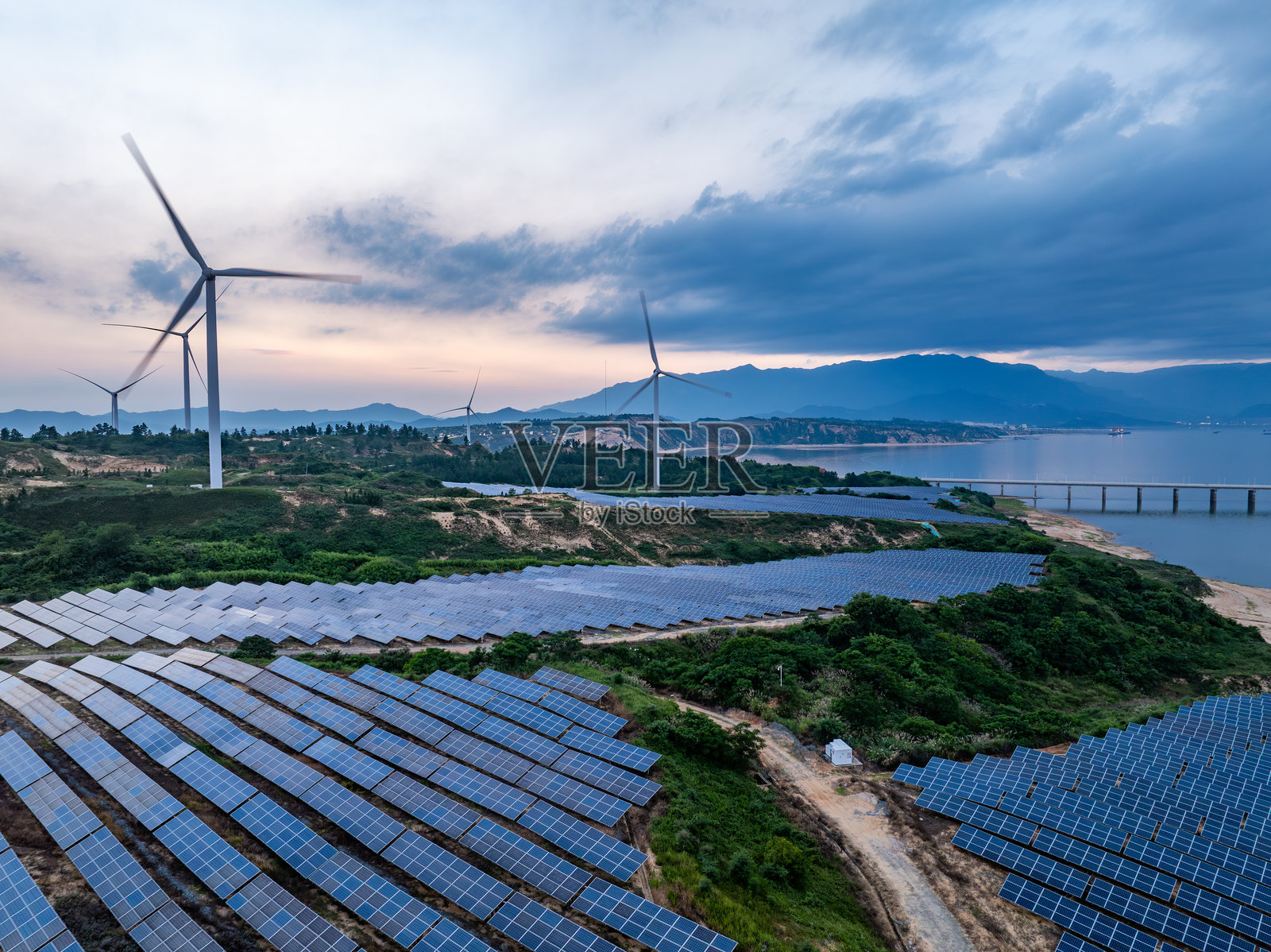 日落时分的光伏太阳能和风能新能量照片摄影图片