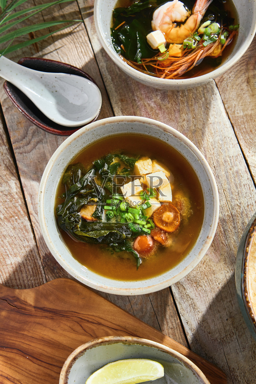 味增汤配豆腐和蘑菇,明亮的乡村风格灯光,俯视构图照片摄影图片