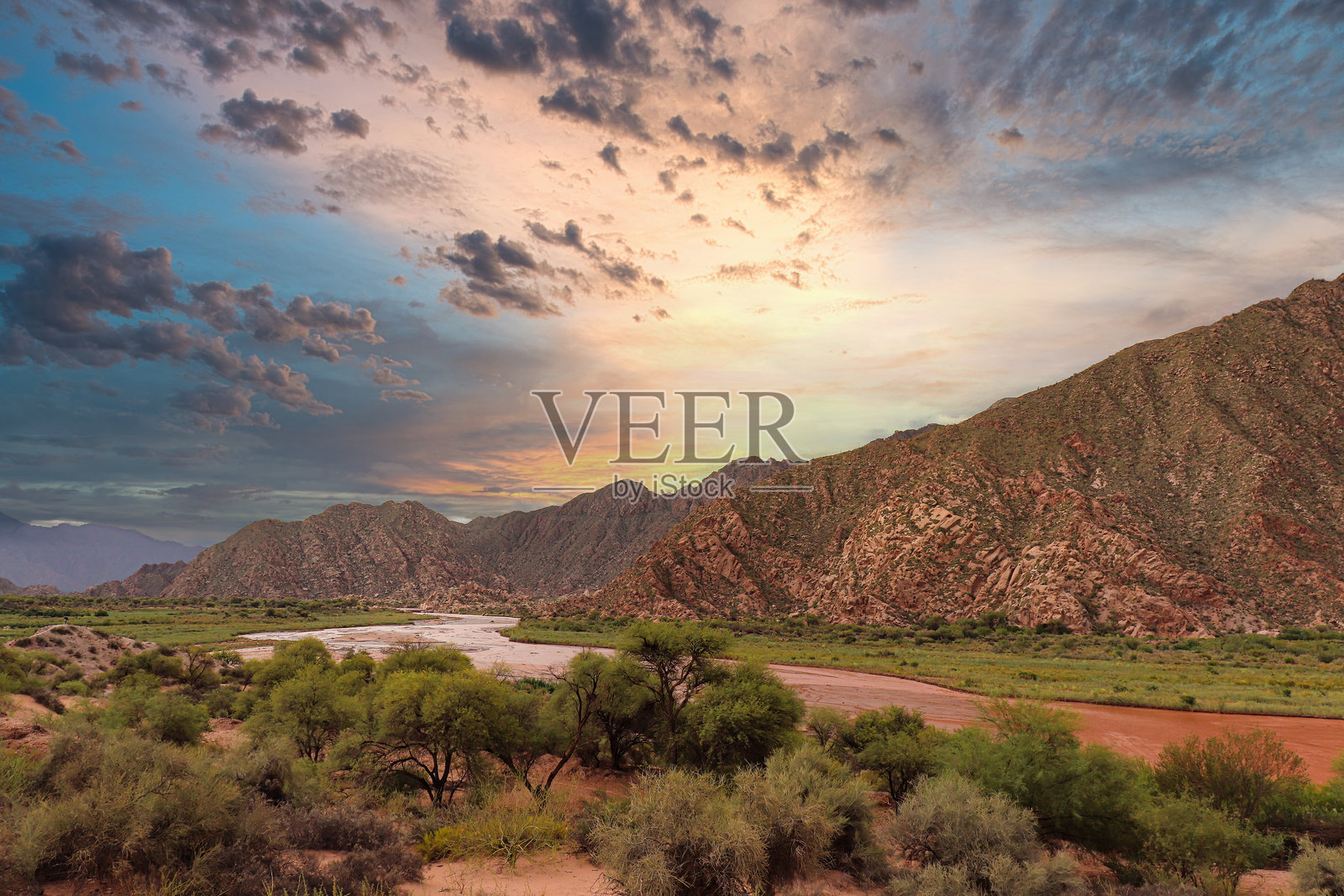 神秘的安第斯山脉日落在阿包坎照片摄影图片