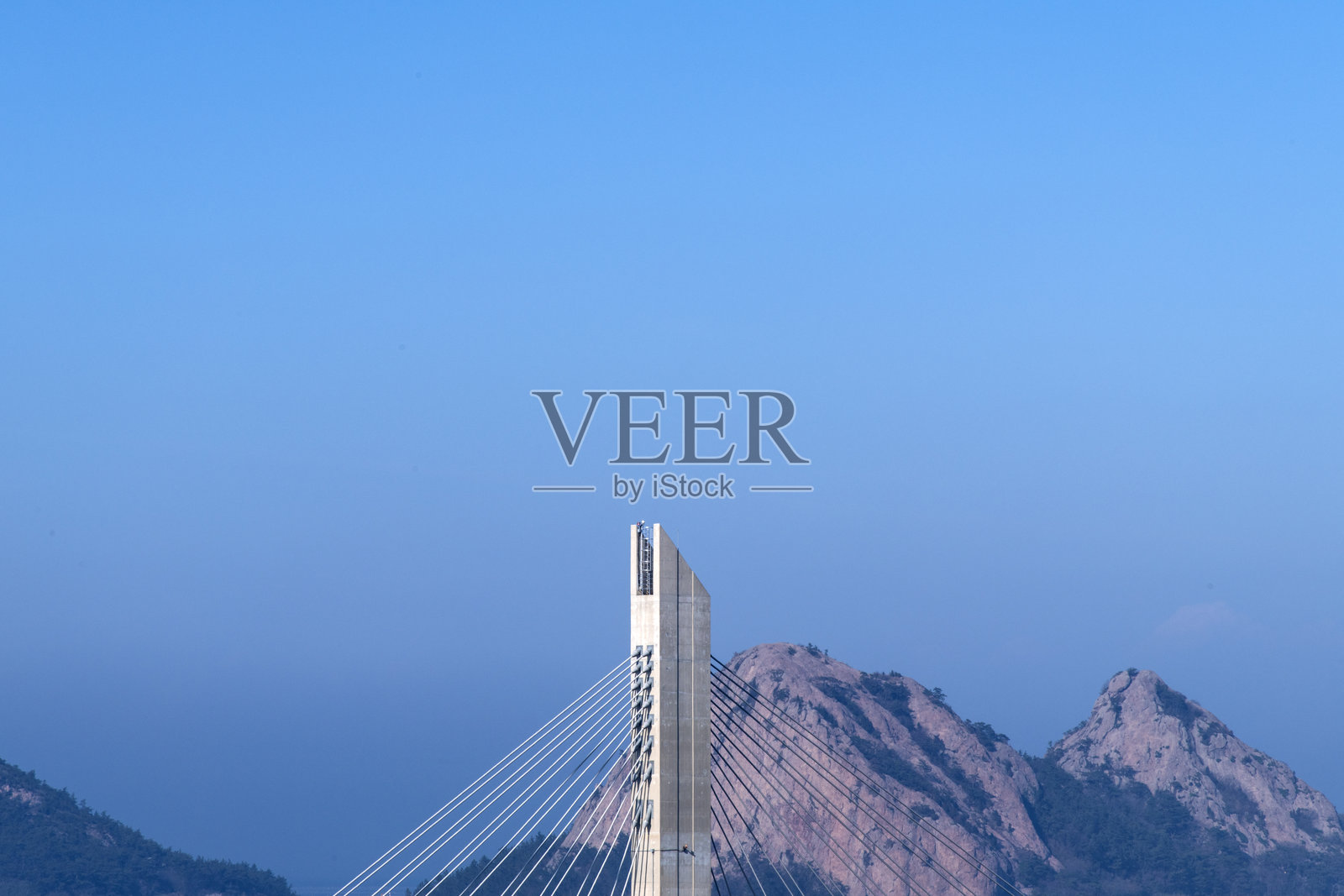 悬索桥的塔和缆索照片摄影图片