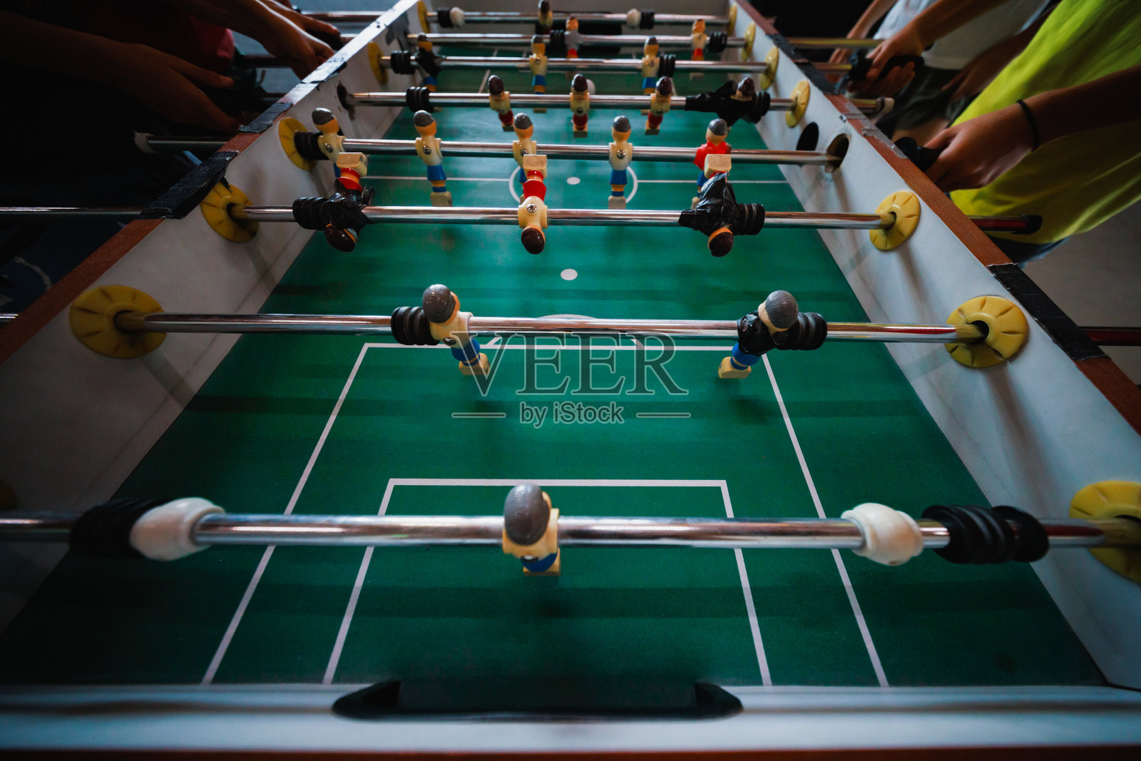 激烈的桌上足球比赛 – 近距离视角照片摄影图片