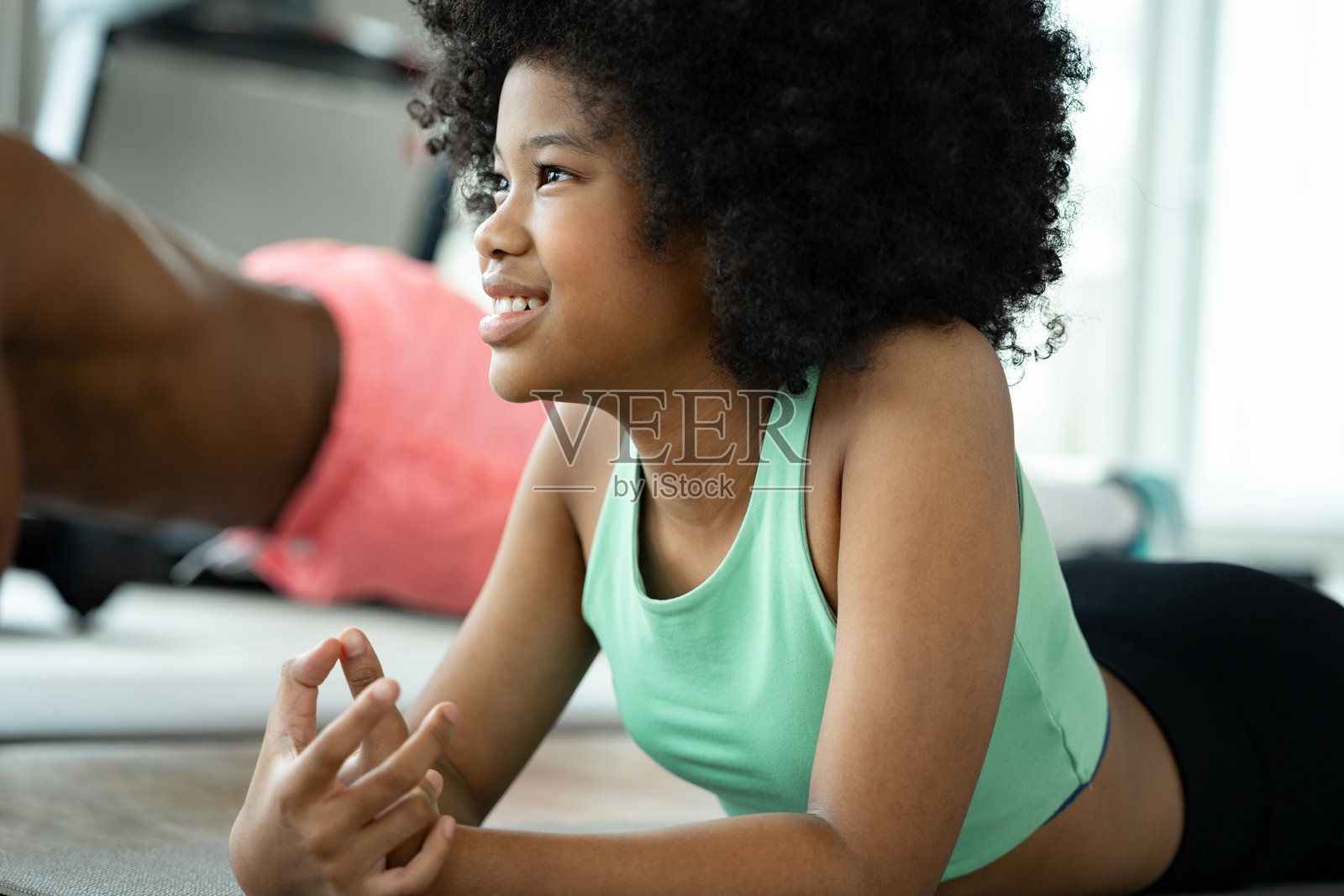 健身房里的非裔美国女孩肖像照片摄影图片