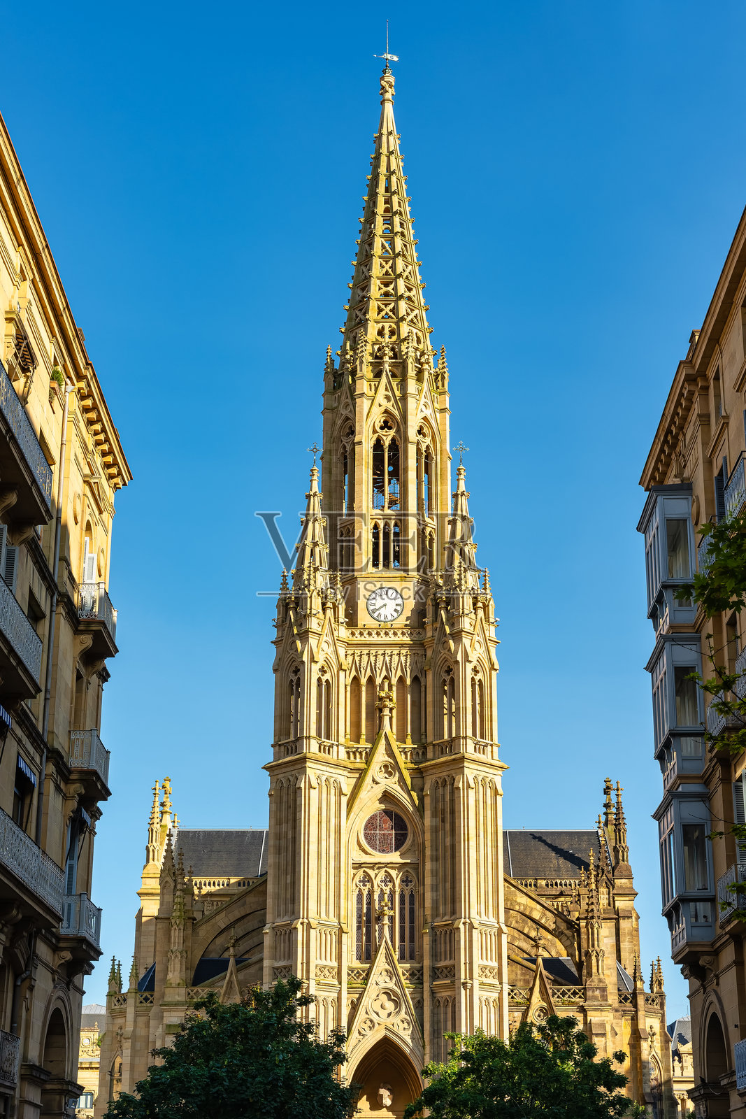 西班牙圣塞巴斯蒂安市的善牧大教堂主塔和钟楼。照片摄影图片