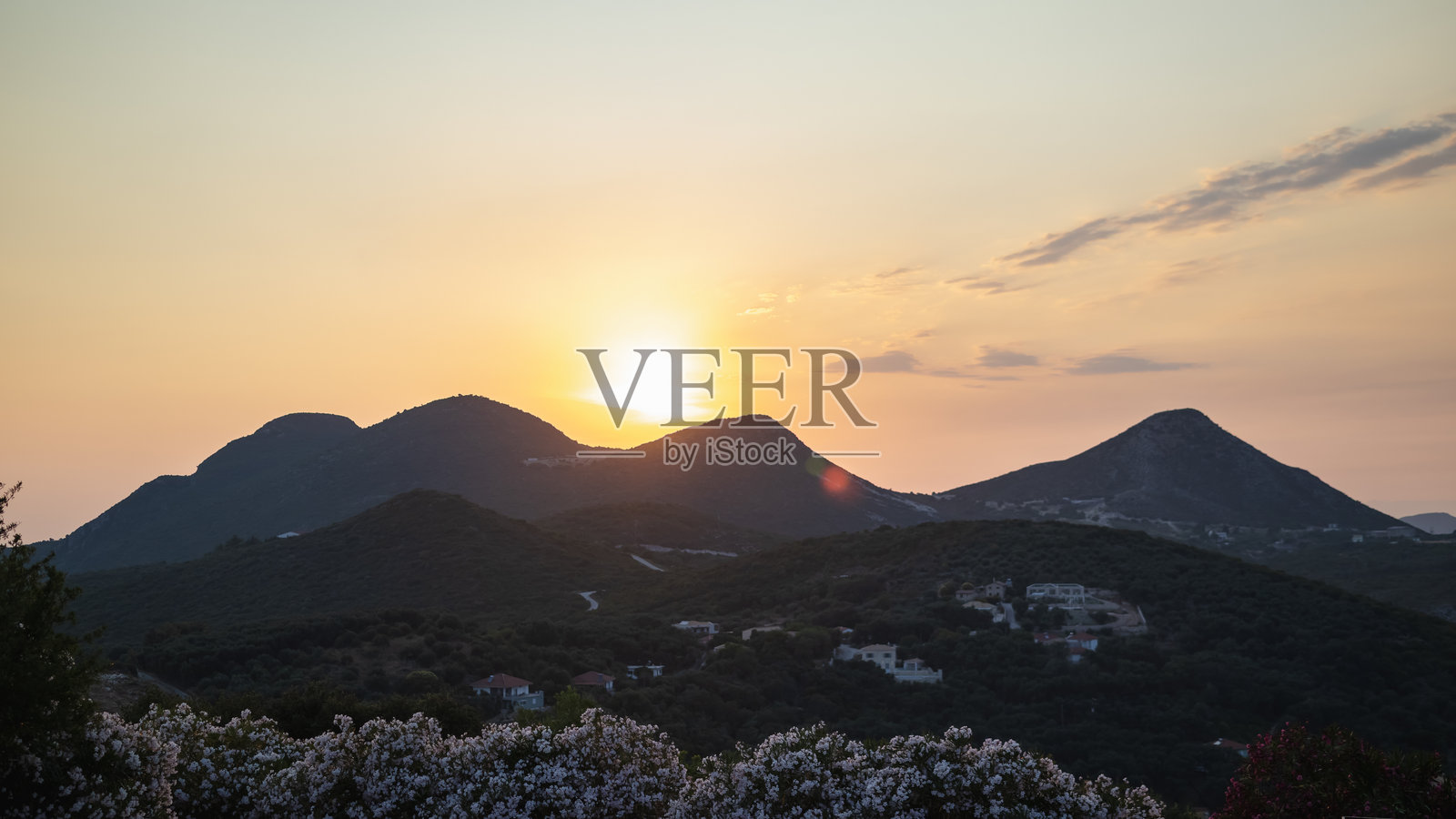 宁静的日落映照在郁郁葱葱的山脉风景上照片摄影图片