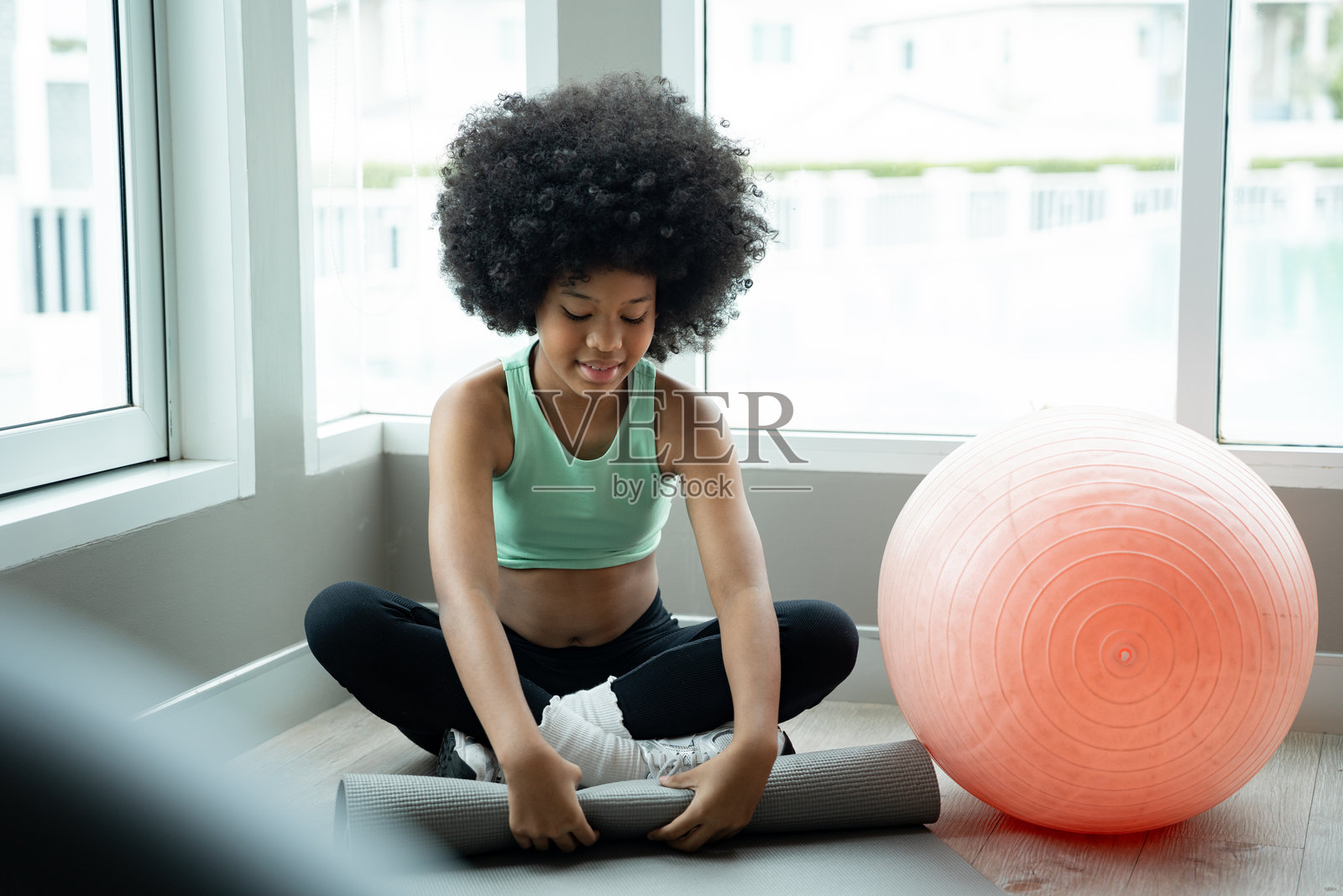Portrait African American kid girl at fitness gym照片摄影图片