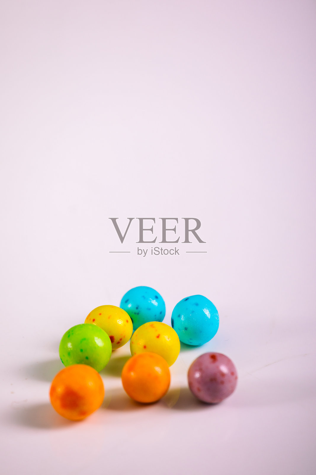 五彩糖衣鹰嘴豆 - 有趣又甜美的小吃照片摄影图片