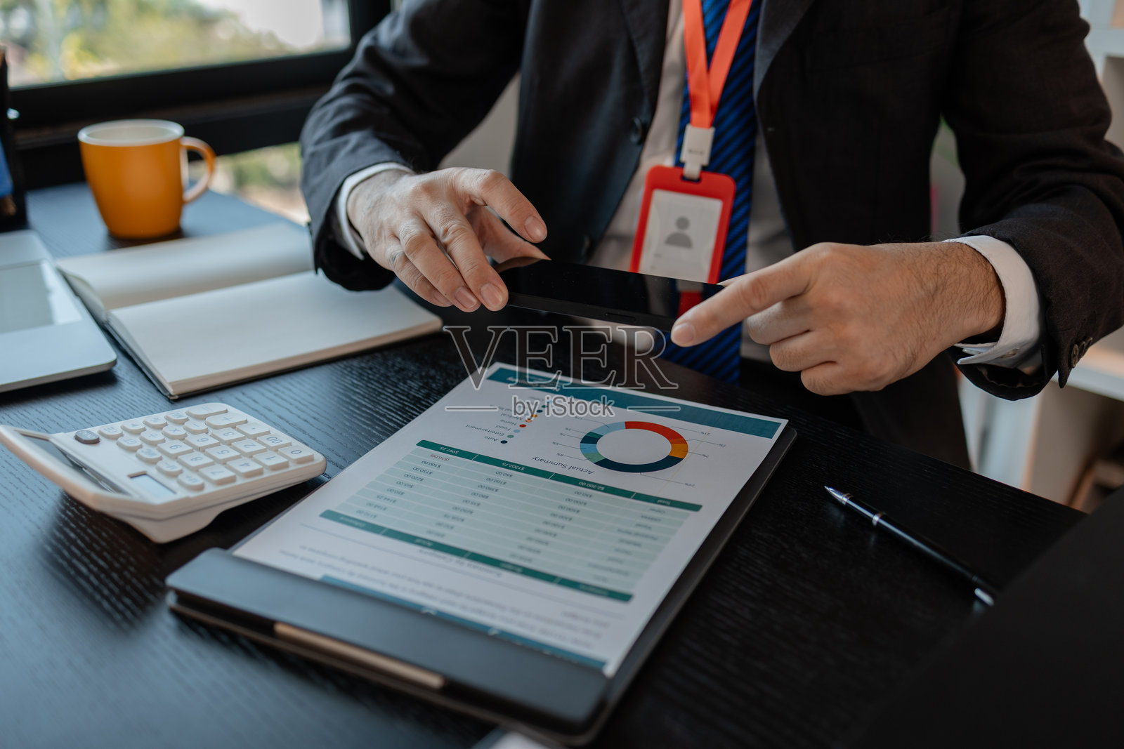 一位商人与外国公司合作,使用智能手机帮助发送和接收信息,市场经理通过智能手机将统计信息发送给财务部门。照片摄影图片