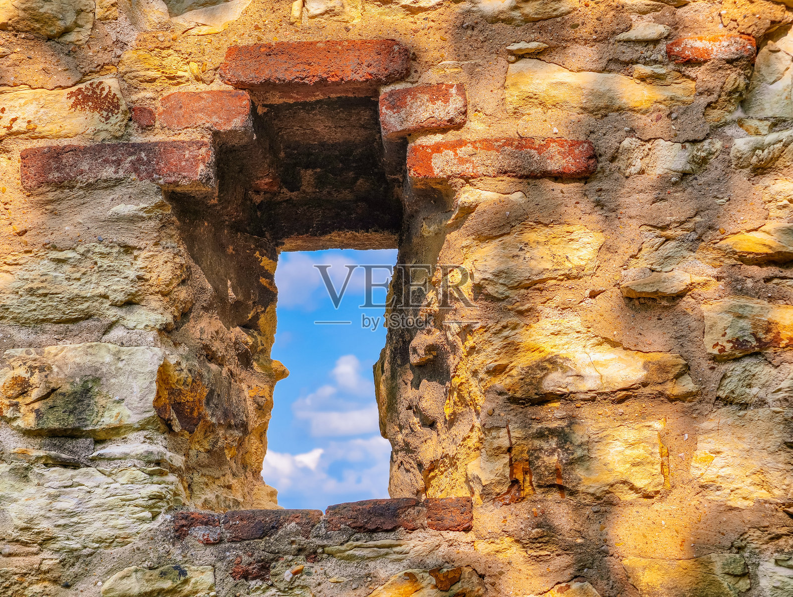 古老的防御工事窗户:历史的一瞥 - 迷人的石墙,纹理设计与宁静的天空景观,完美捕捉遗产和历史建筑的精髓照片摄影图片