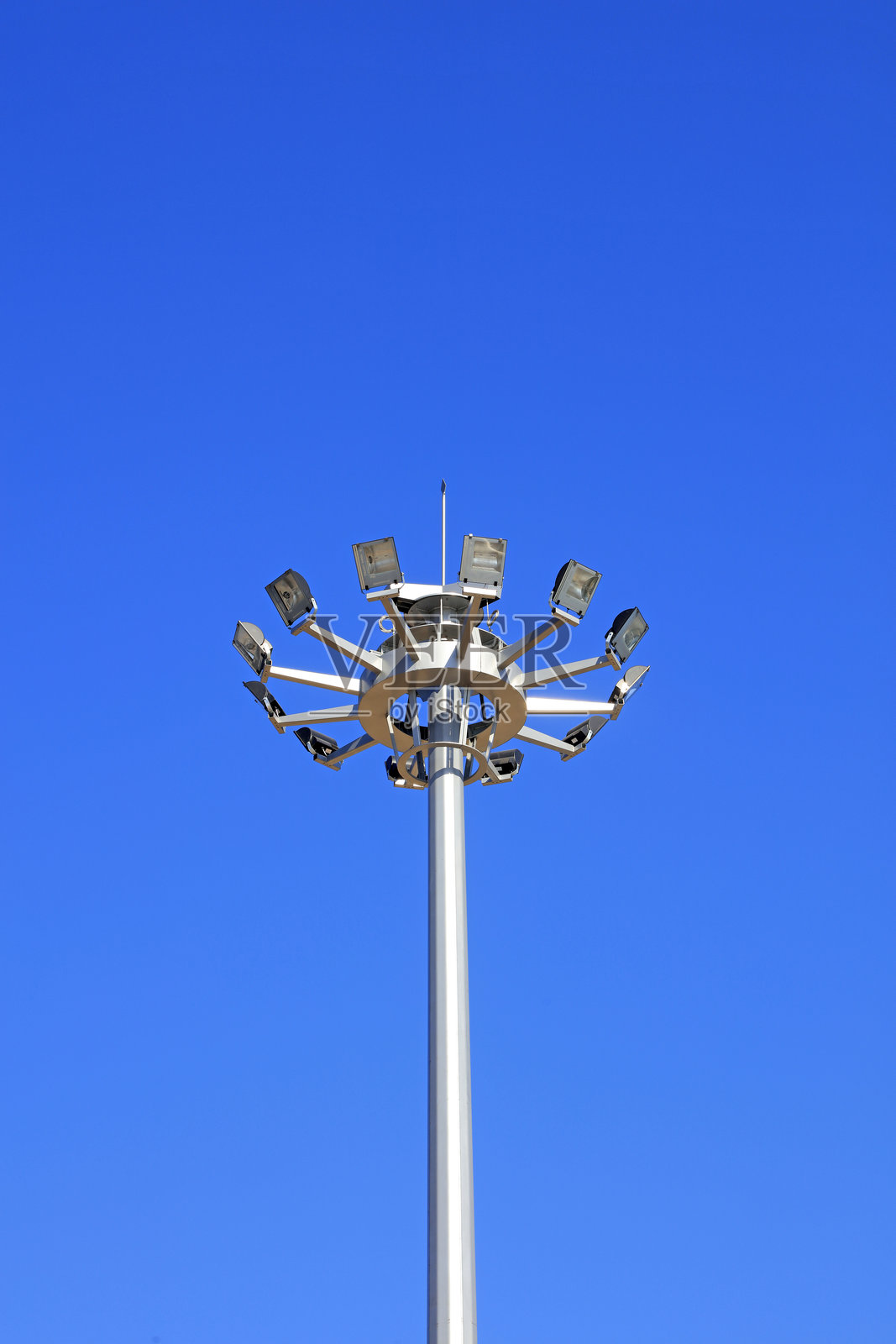 蓝天中的聚光灯照片摄影图片