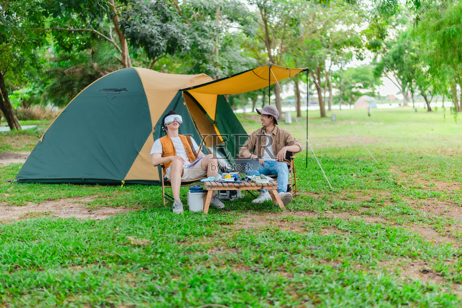 朋友们在露营地放松照片摄影图片