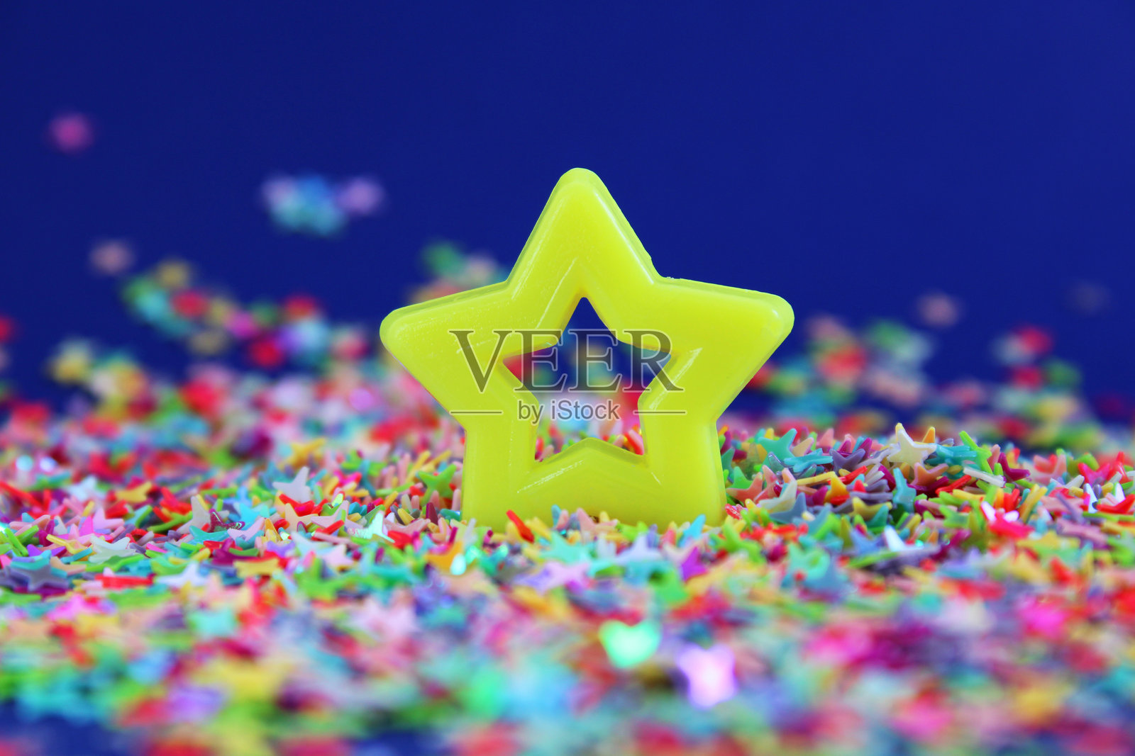 一个大黄色星星被其他小星星环绕照片摄影图片