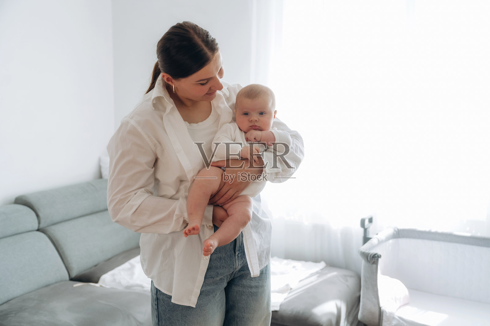 在家居室内,站着。一位女性与她的小女儿在一起。照片摄影图片