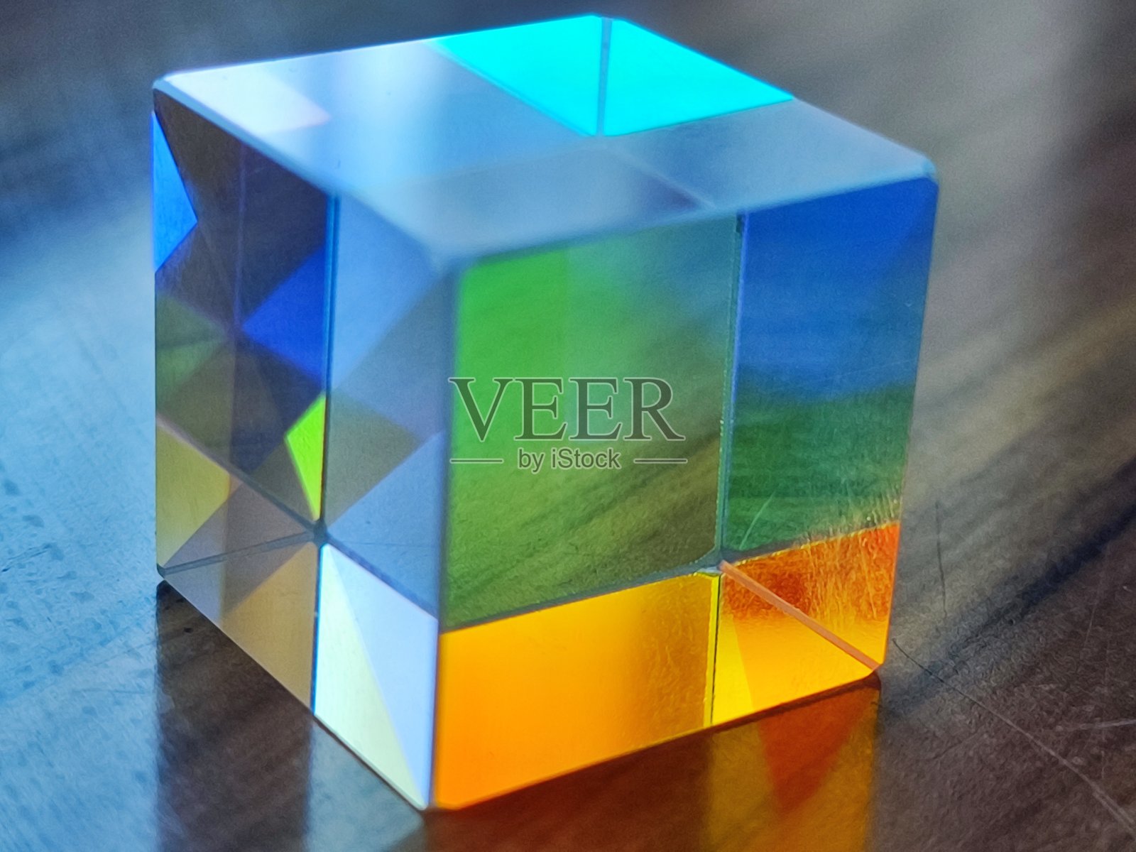 具有蓝色、绿色、黄色和橙色的二向色棱镜立方体,南威尔士,英国照片摄影图片