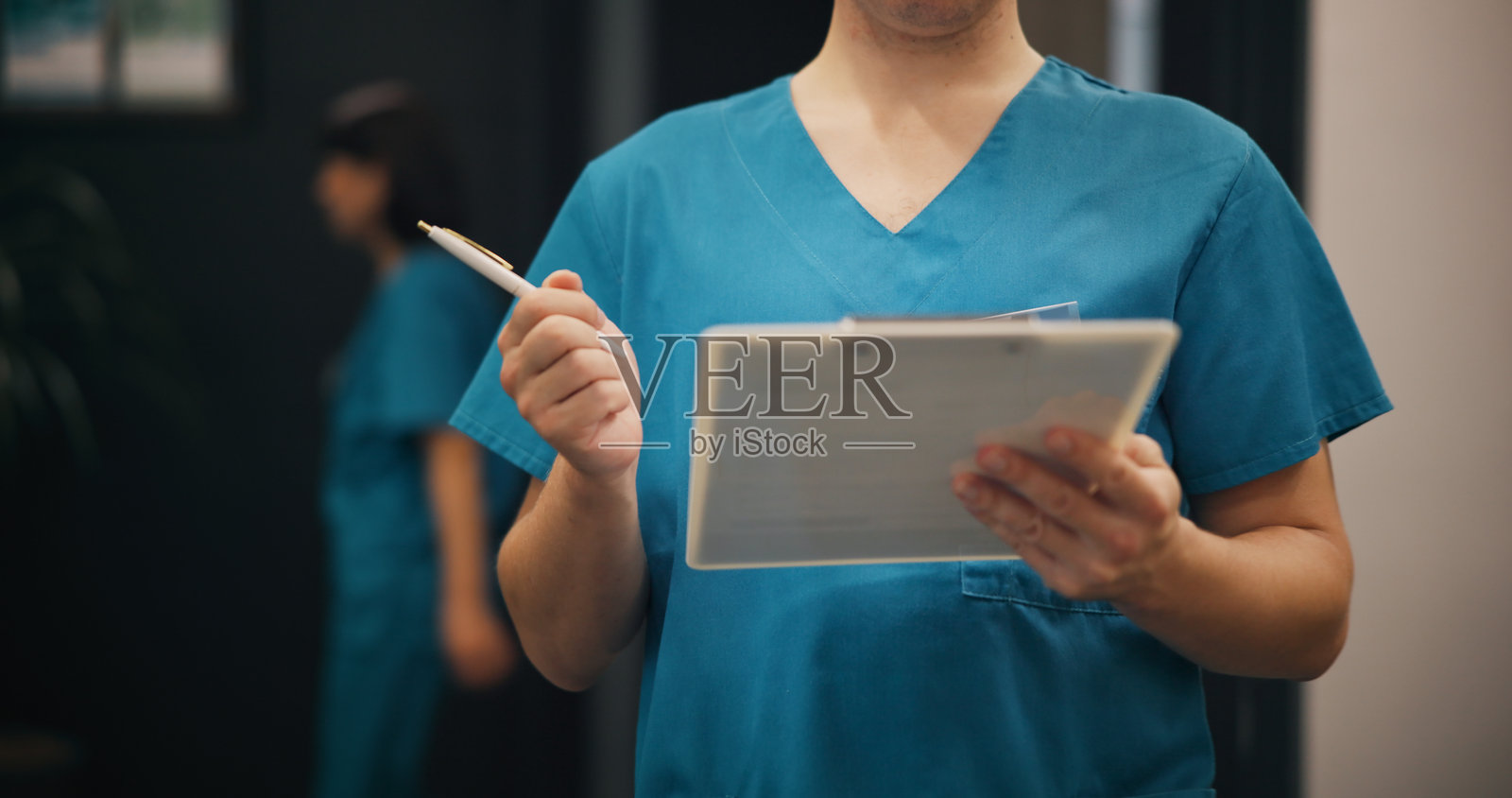 手、人员和护士在医疗转诊诊所持有夹板,诊断报告和保险表格。外科医生、文件和医疗保健与清单、处方和手术安排在日本。照片摄影图片