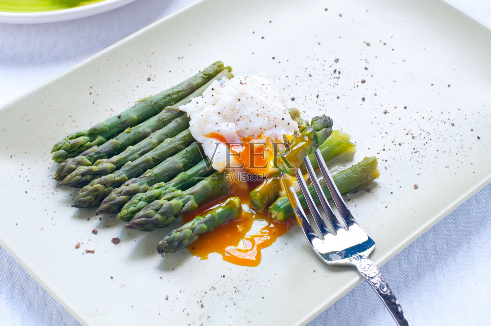 新鲜切好的绿煮芦笋配煎蛋照片摄影图片