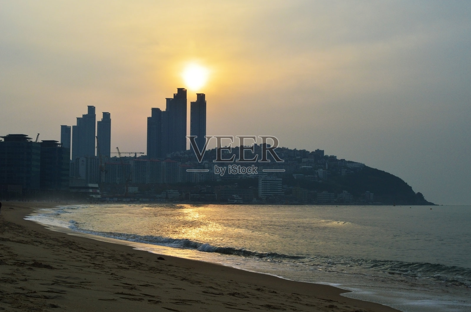 韩国釜山海云台海滩上空的日出景色照片摄影图片