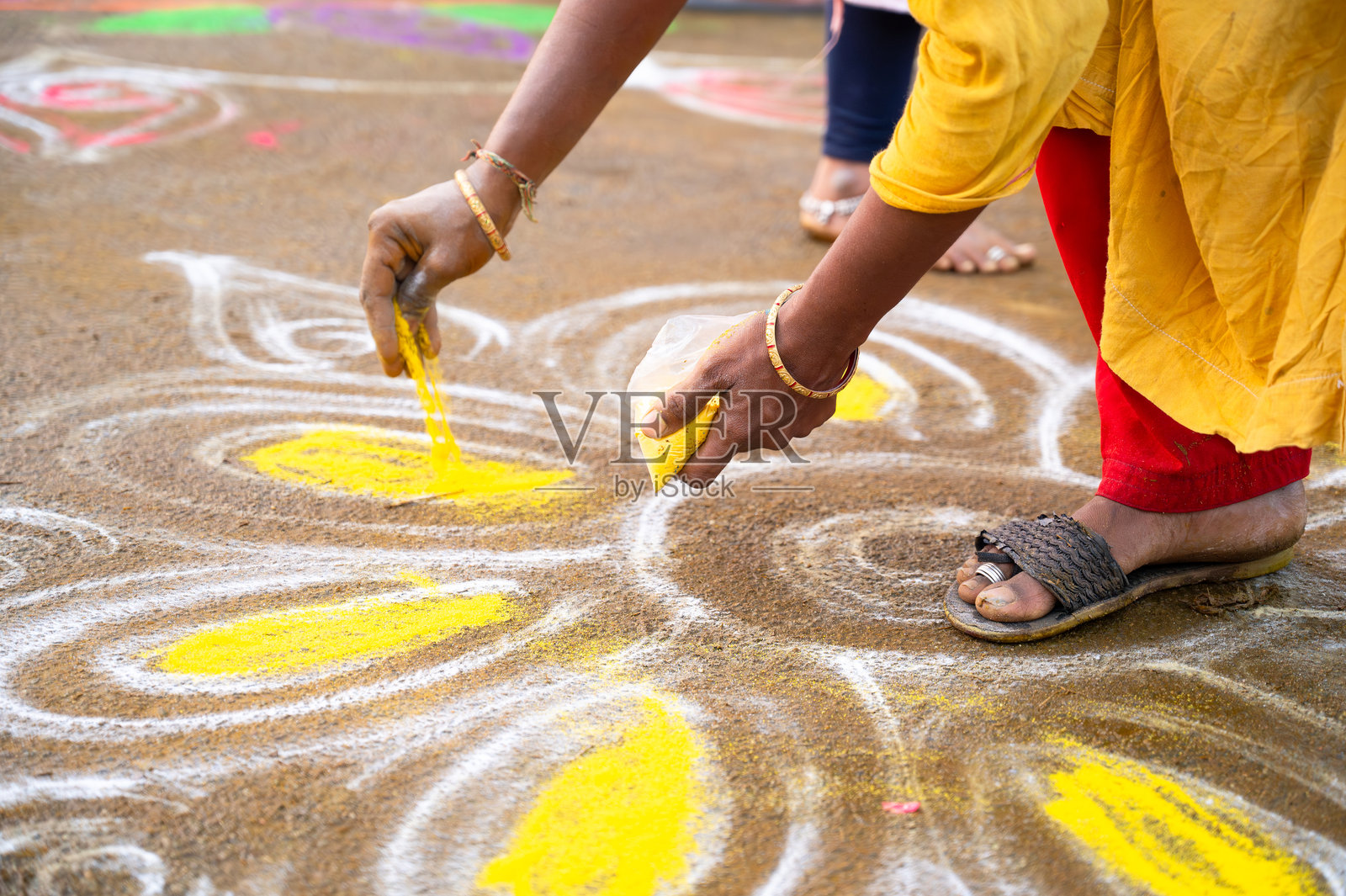 科拉姆,五彩缤纷的沙画,由女性和女孩在印度霍利节的晚上用米粉绘制,体现了印度宗教和文化,庆祝印度教。照片摄影图片