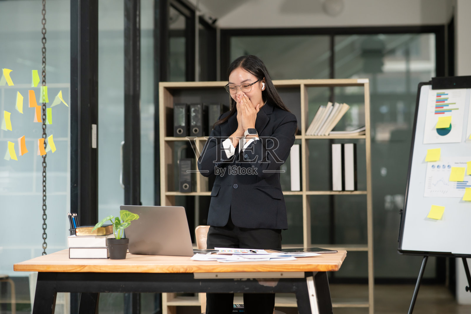 亚洲女商人高举双手,庆祝事业成功照片摄影图片