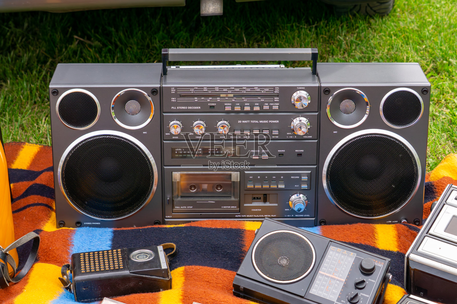 复古的音响和怀旧电子产品放在野餐毯上照片摄影图片