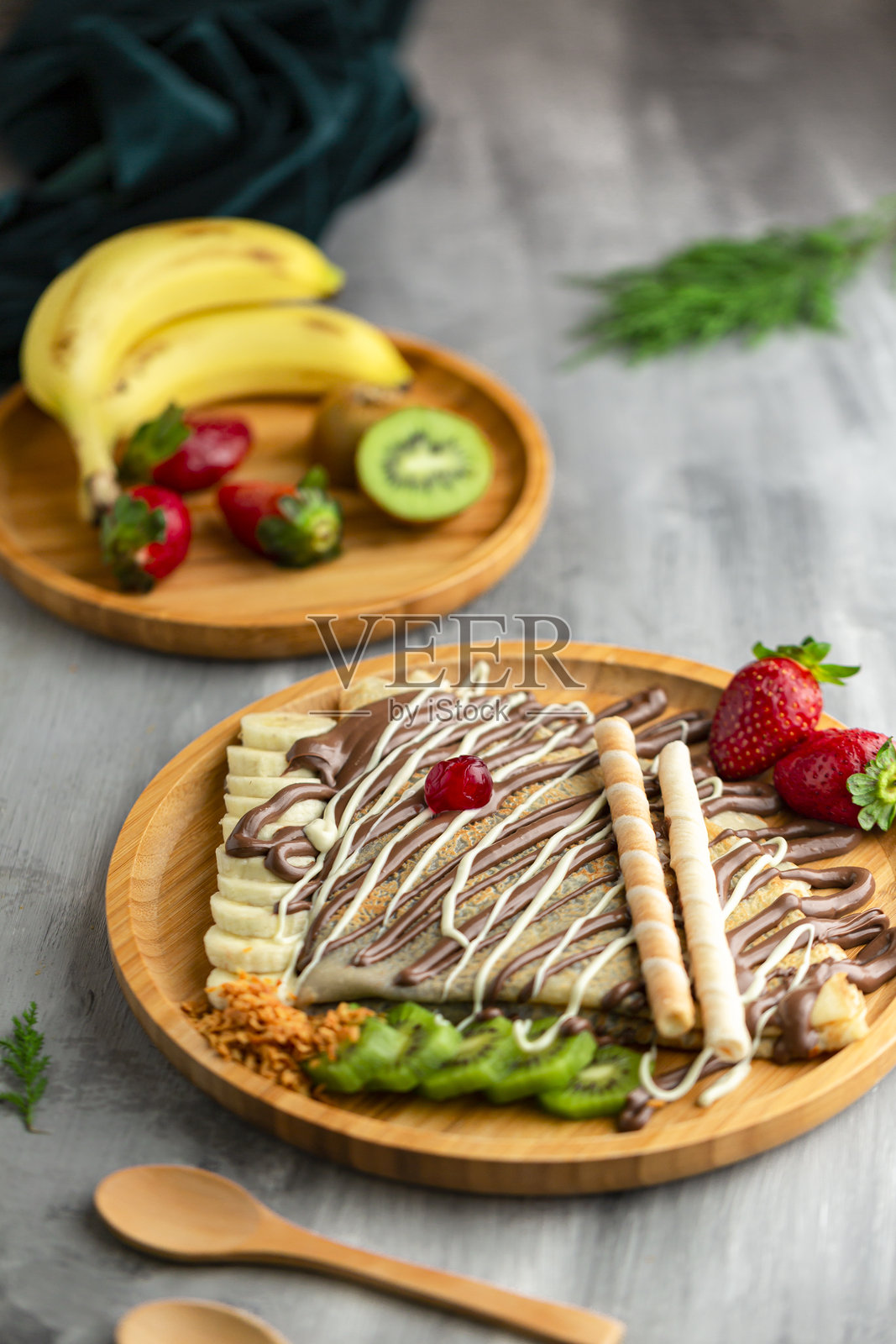 巧克力可丽饼,优质西式甜点,配以新鲜水果和融化的巧克力。照片摄影图片