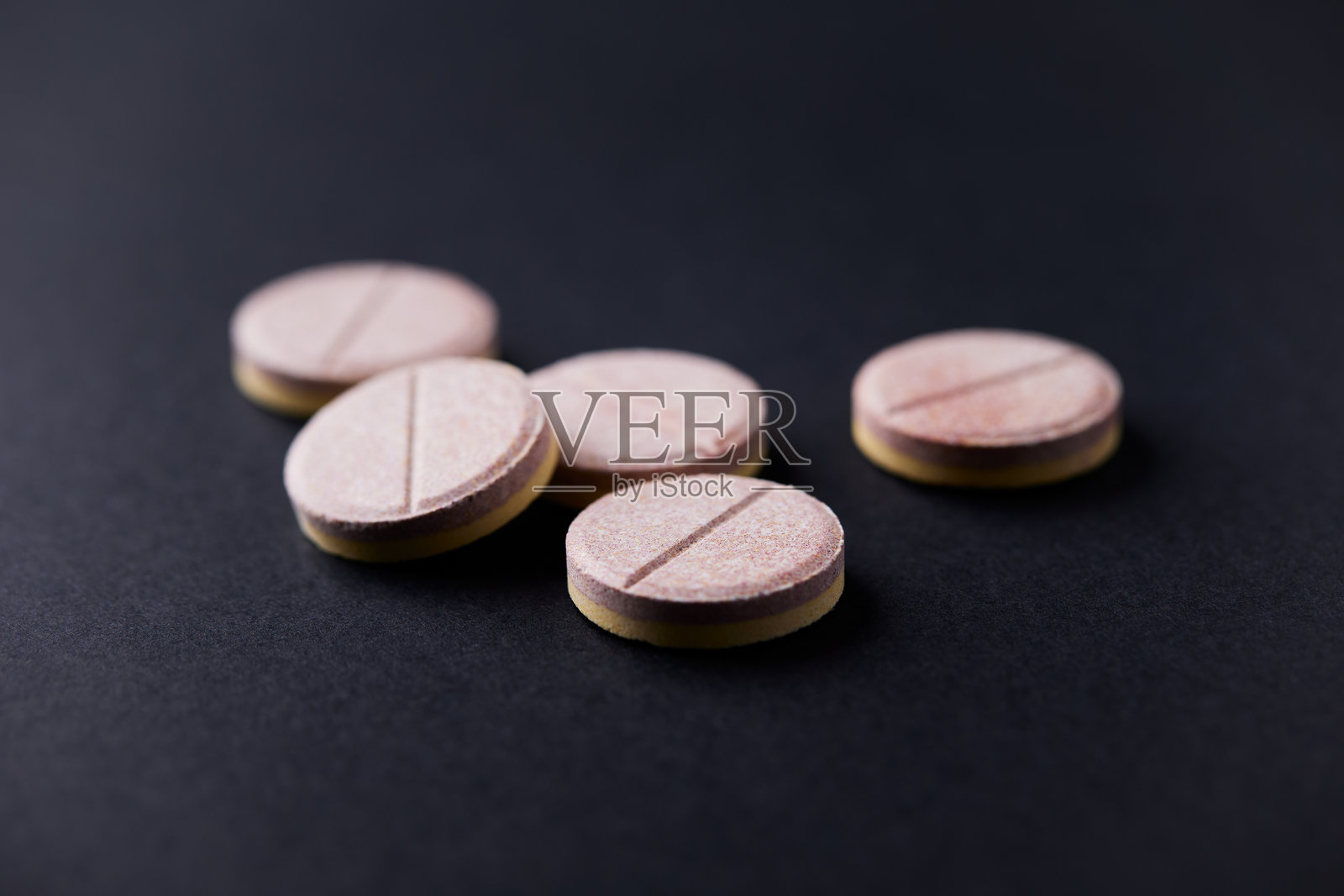 纸背景上的维生素泡腾片特写。留白空间。照片摄影图片