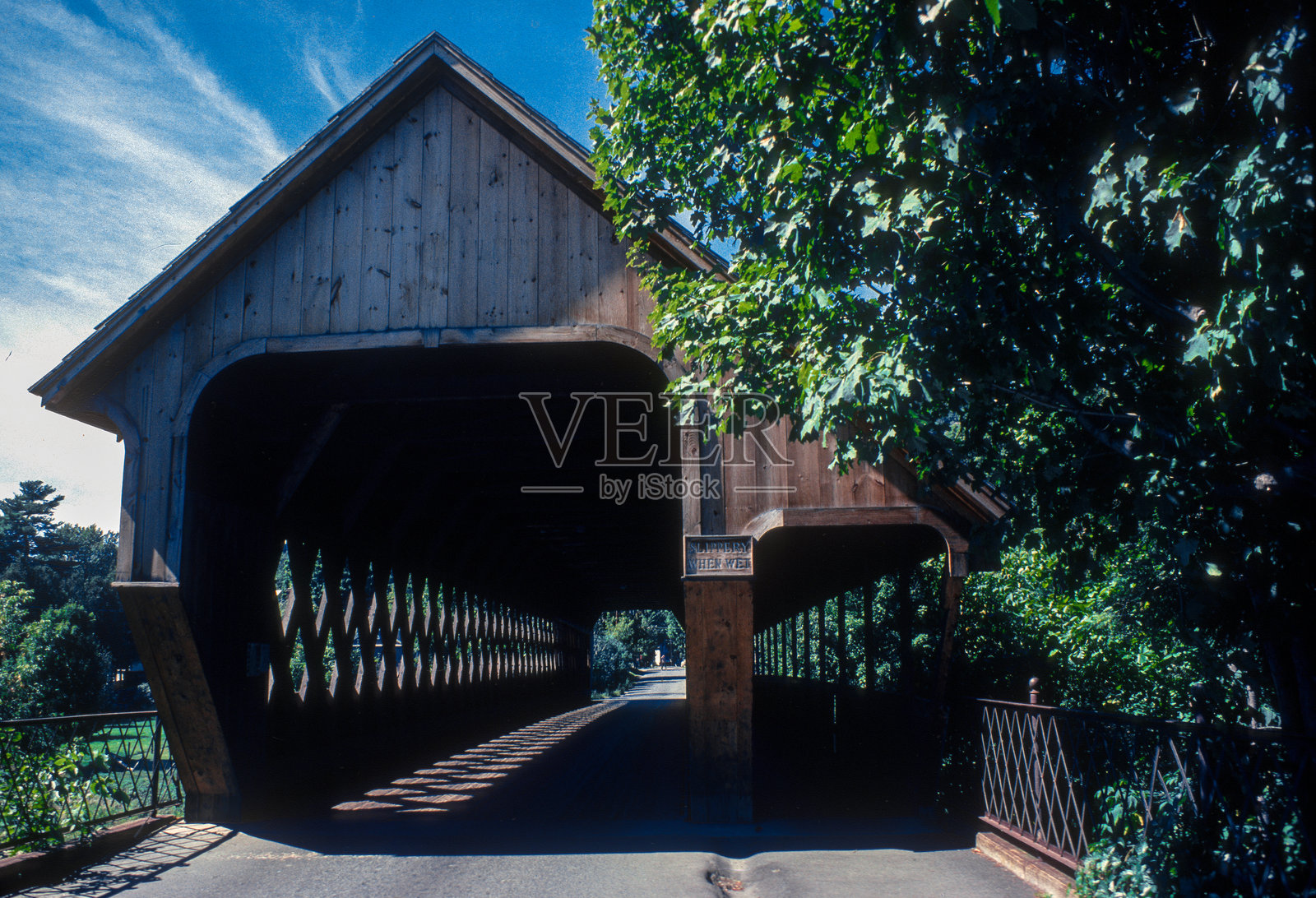 佛蒙特州 - 中间有顶的桥入口 - 伍德斯托克 - 1980年照片摄影图片