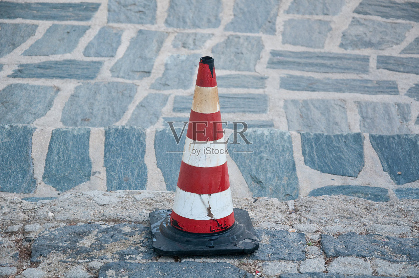 石地上的交通锥照片摄影图片