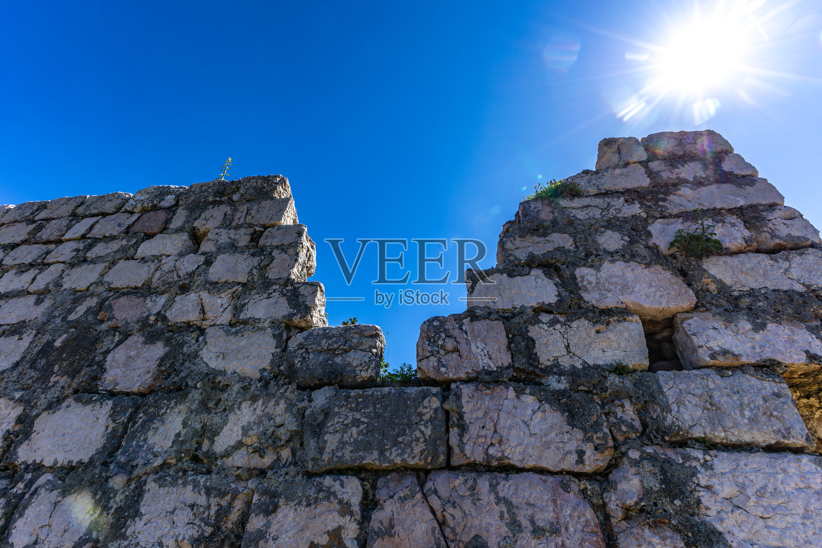 位于KRK的巴斯卡镇上方山丘上的石头遗迹照片摄影图片