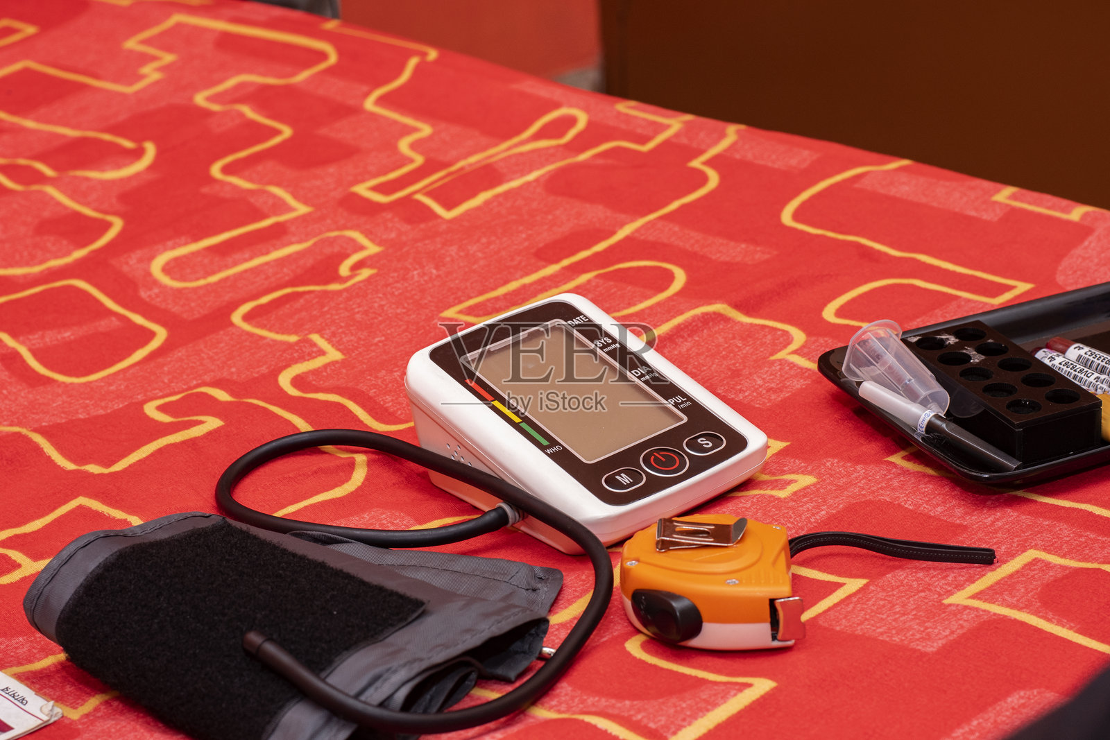 床上的血压监测仪,家庭健康检查和医疗护理概念照片摄影图片