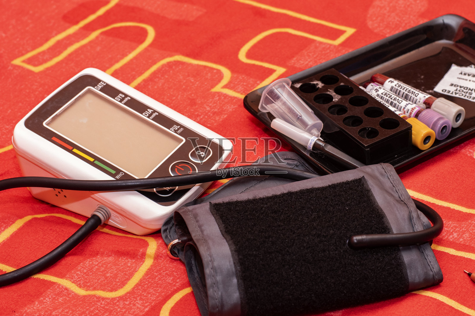 床上的血压监测仪,家庭健康检查和医疗护理概念照片摄影图片