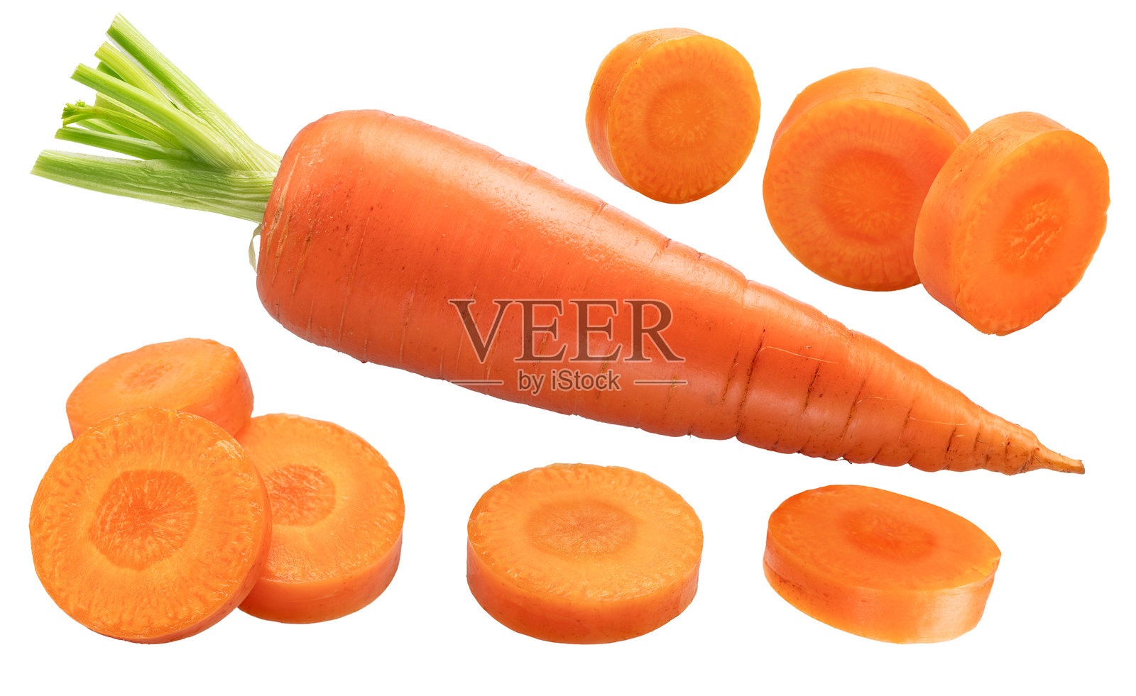 一组红色胡萝卜和圆形胡萝卜片,孤立在白色背景上。文件包含剪切路径。照片摄影图片