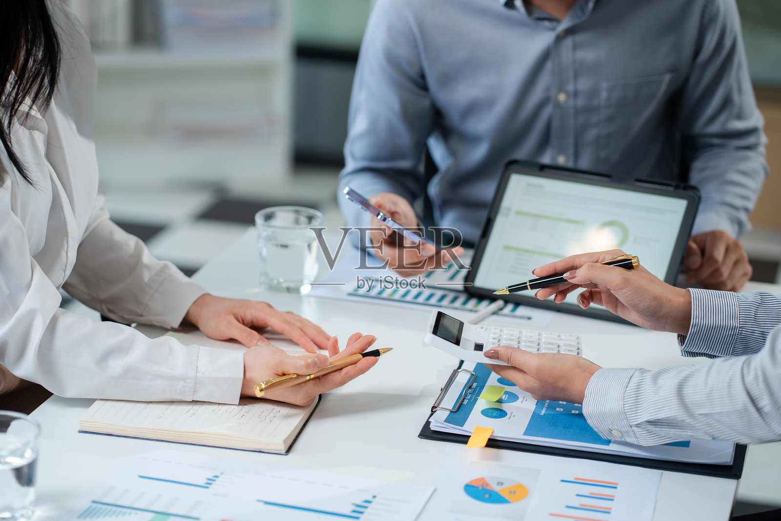 亚洲商务人士在办公室中作为一个优秀团队工作。成功的团队合作会议,职场概念。照片摄影图片