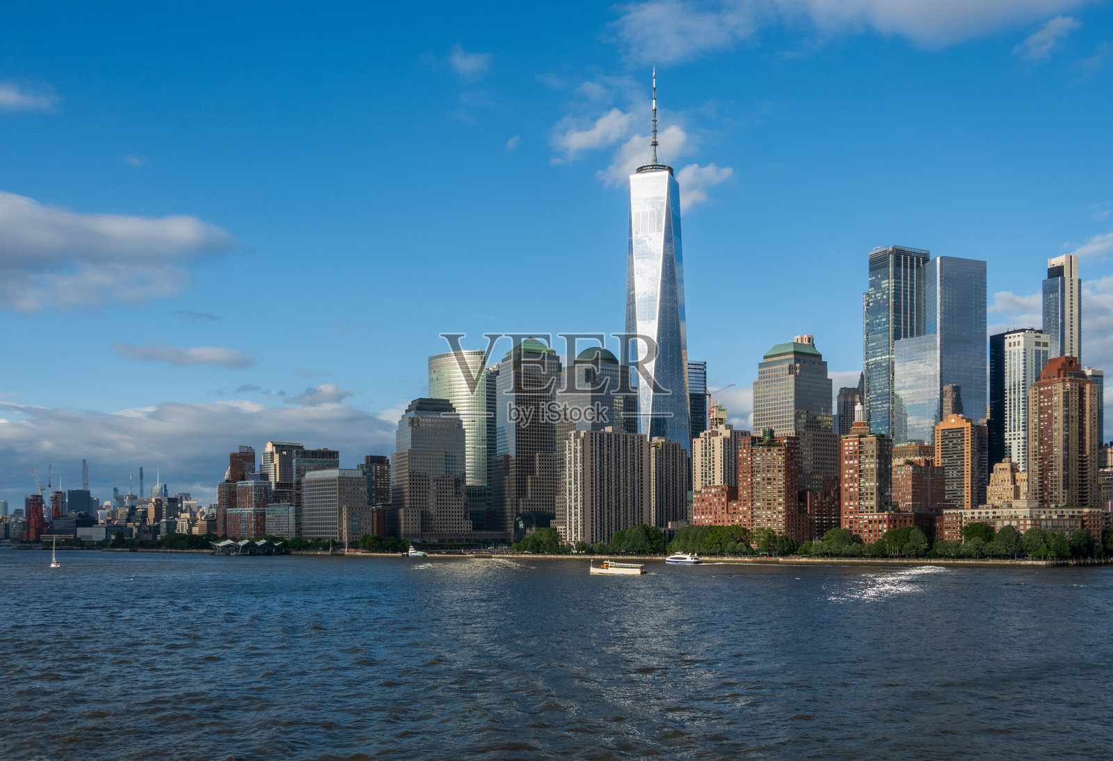 从哈德逊河俯瞰,世贸中心一号大楼主导了下曼哈顿的天际线。照片摄影图片