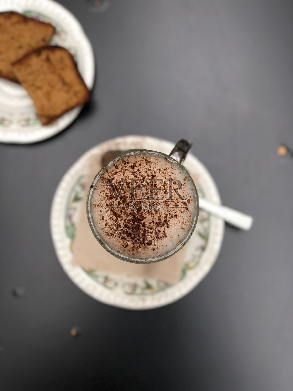 桌子上的拿铁咖啡杯照片摄影图片