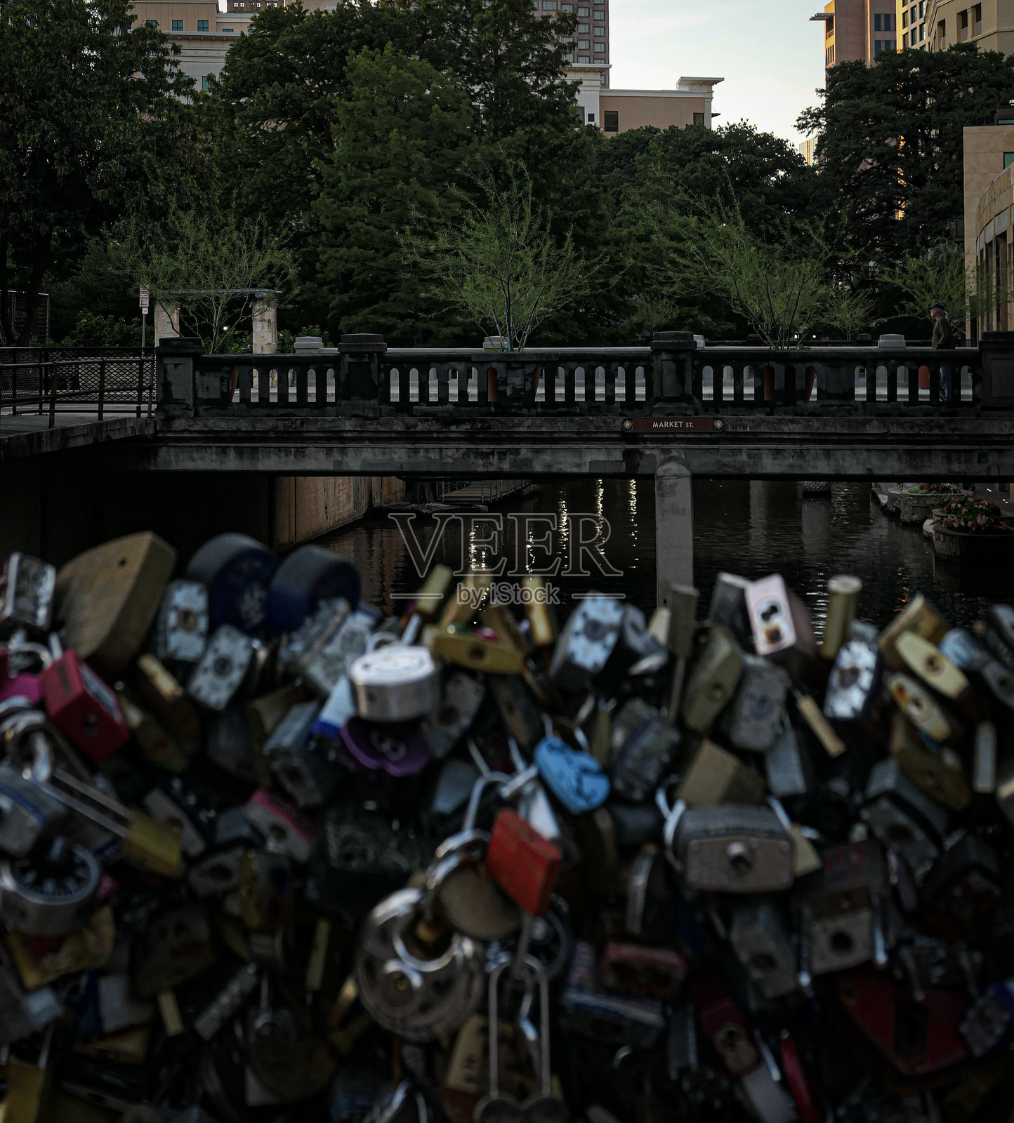链条围栏照片摄影图片