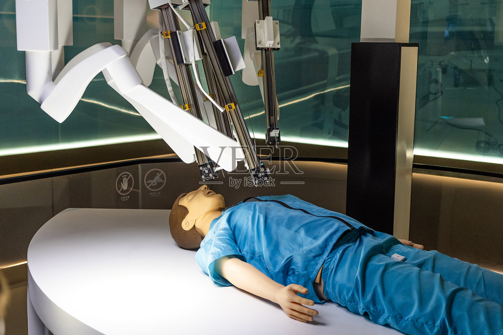 医疗机器人正在进行手术照片摄影图片