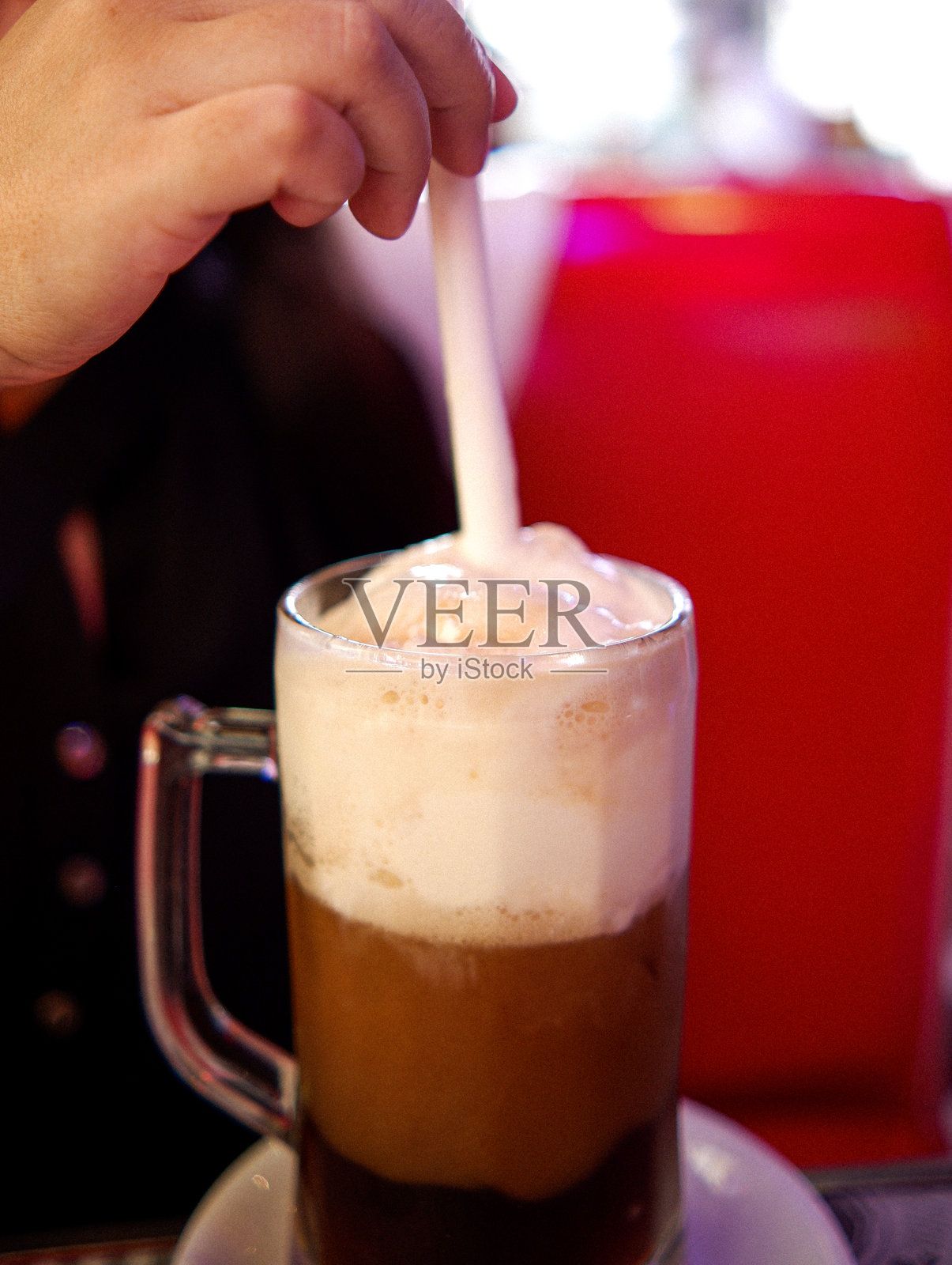 在菲律宾马卡蒂市的餐厅里享用根啤酒漂浮饮品。照片摄影图片