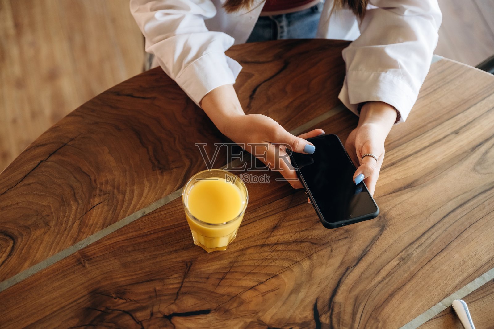 橙汁。特写镜头,坐在咖啡馆里的少女。照片摄影图片